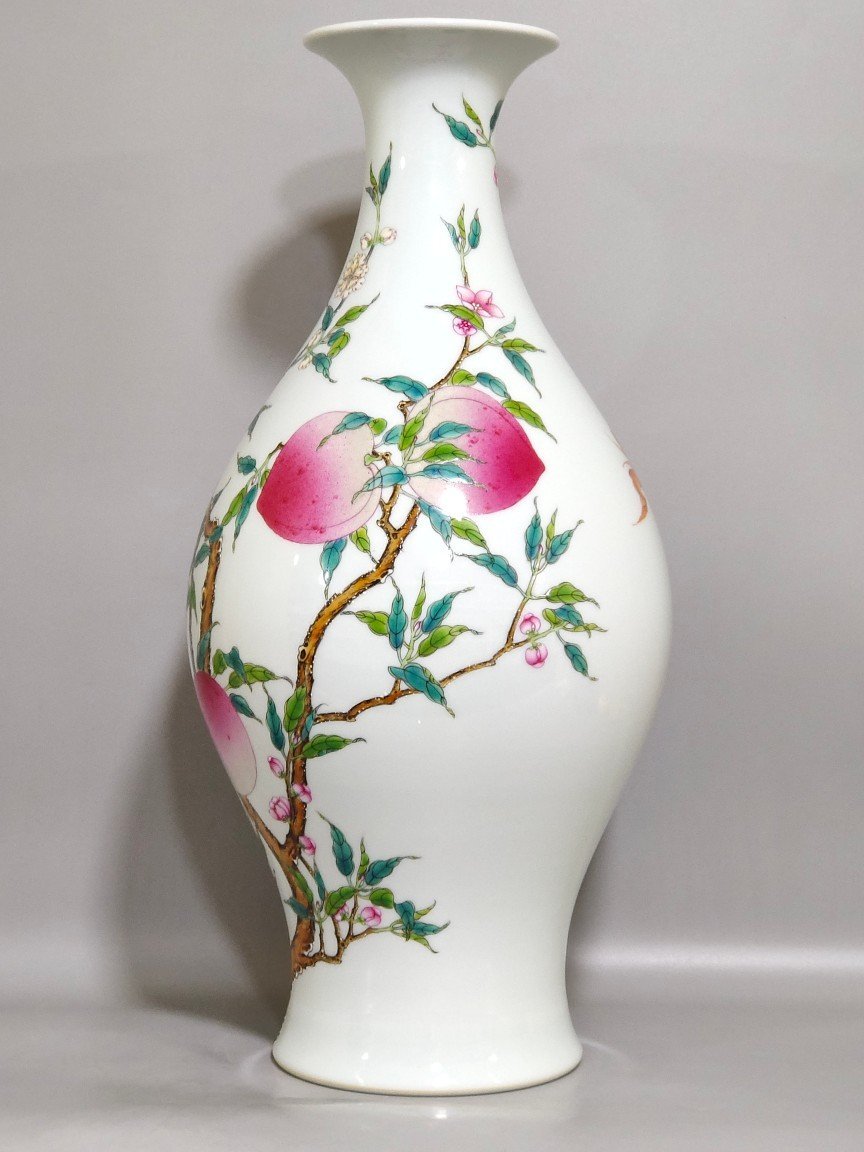 Qing Dynasty Yongzheng Eight Peach Olive Vase