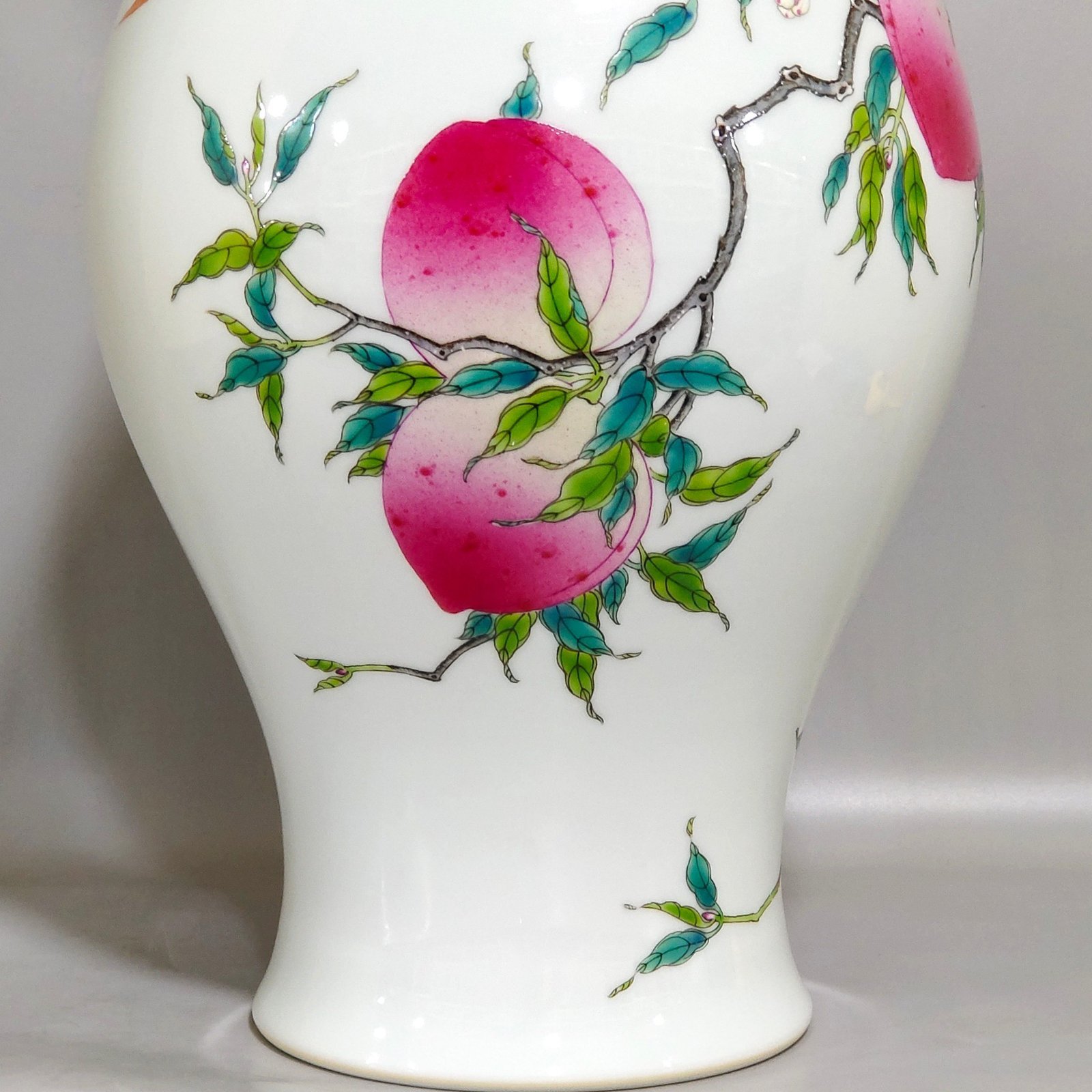 Qing Dynasty Yongzheng Eight Peach Olive Vase
