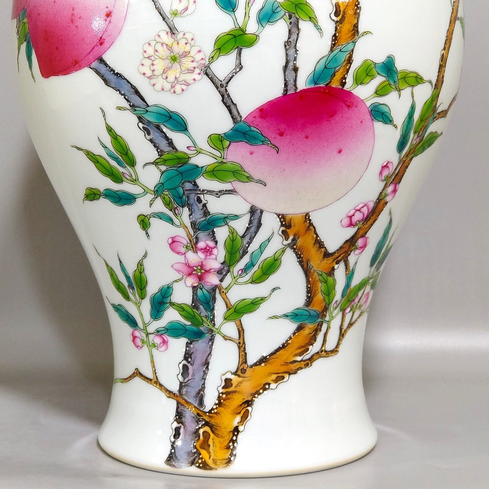 Qing Dynasty Yongzheng Eight Peach Olive Vase