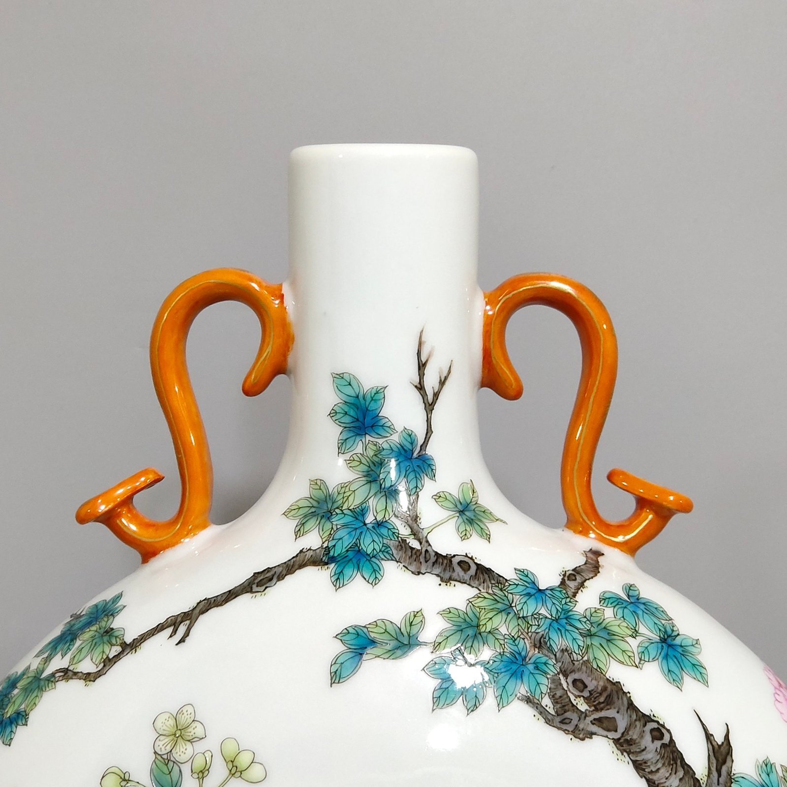 Qing Dynasty Yongzheng Phoenix Peony Flower Holding Moon Vase