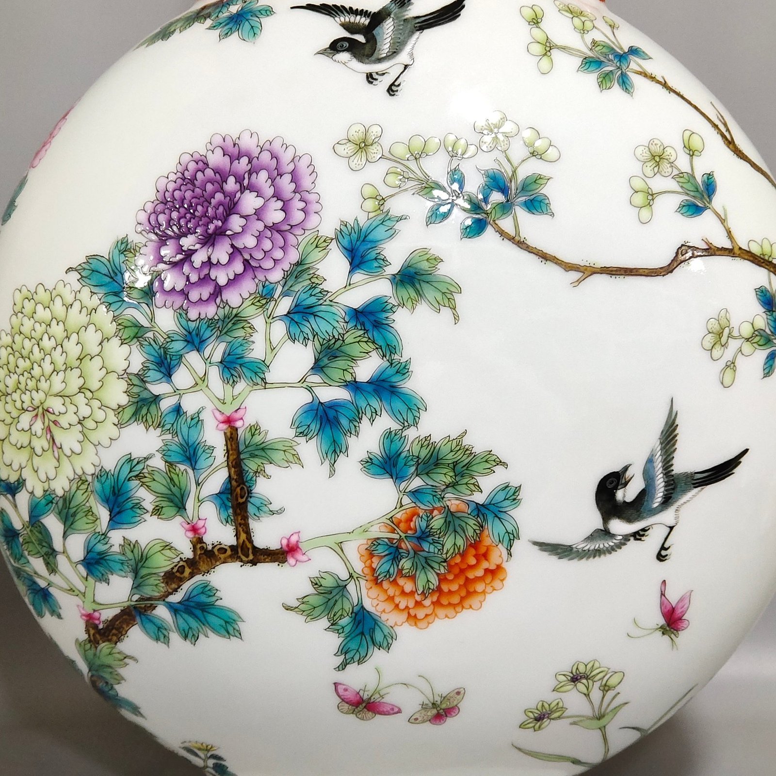 Qing Dynasty Yongzheng Phoenix Peony Flower Holding Moon Vase
