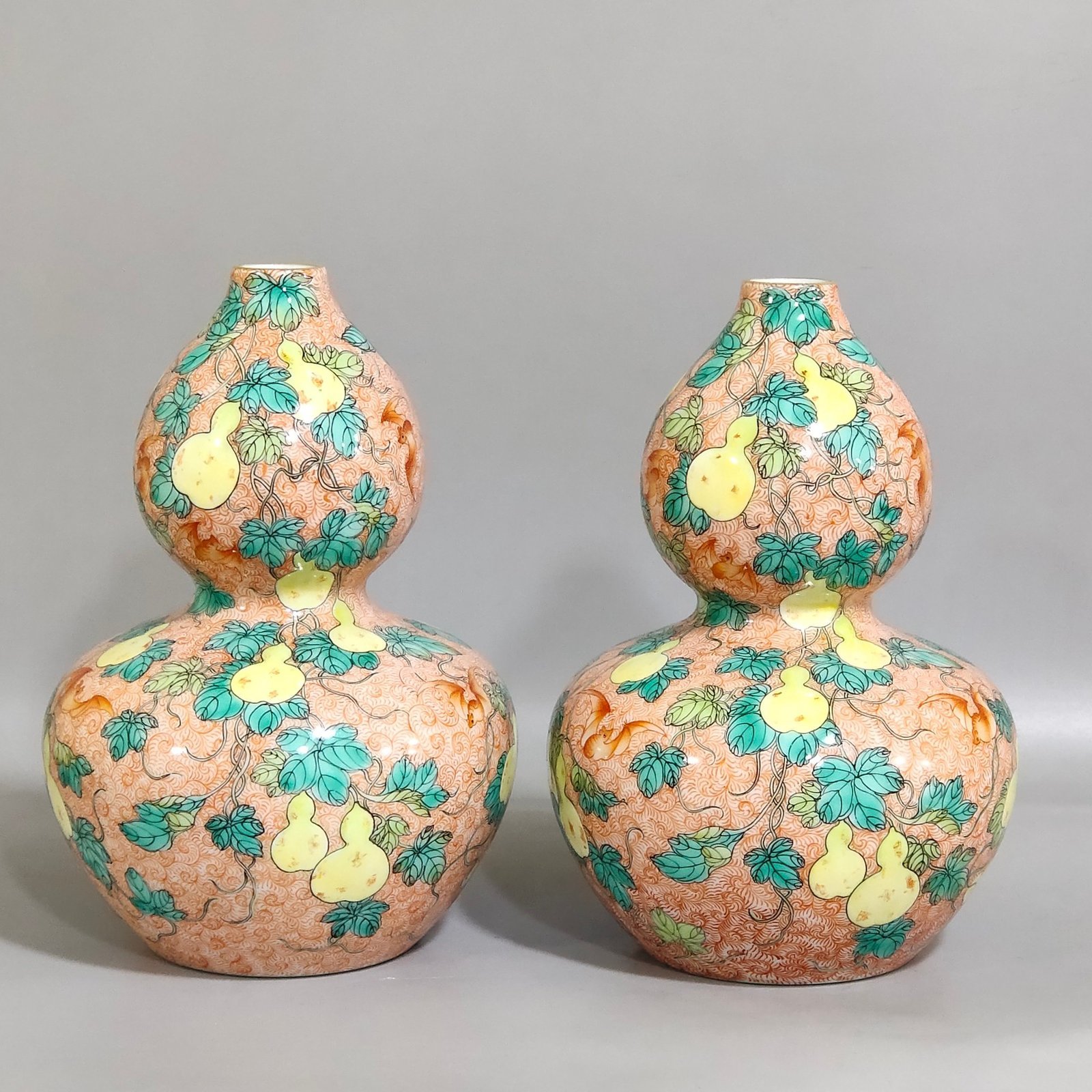Qing Dynasty Yongzheng phoenix-tailed gourd vase with many seeds and many blessings