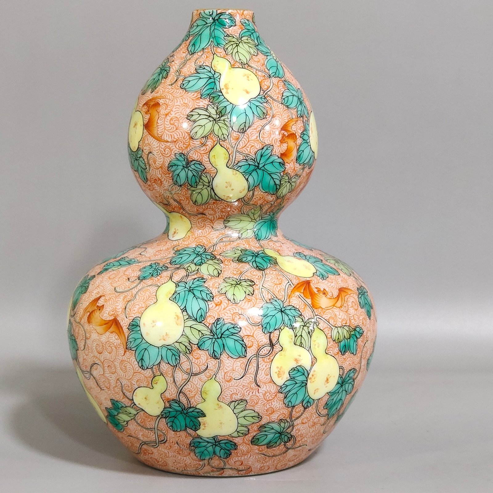 Qing Dynasty Yongzheng phoenix-tailed gourd vase with many seeds and many blessings