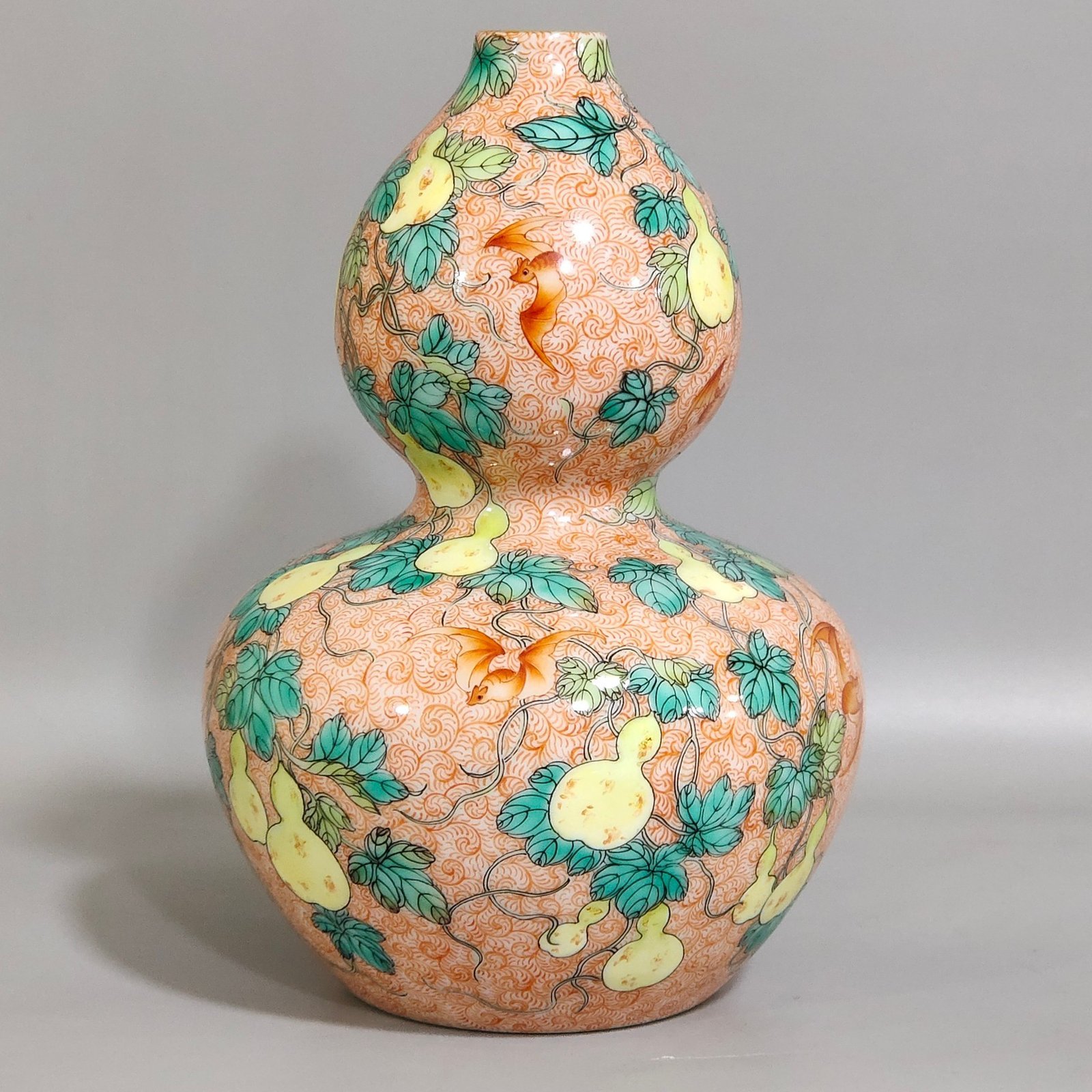 Qing Dynasty Yongzheng phoenix-tailed gourd vase with many seeds and many blessings