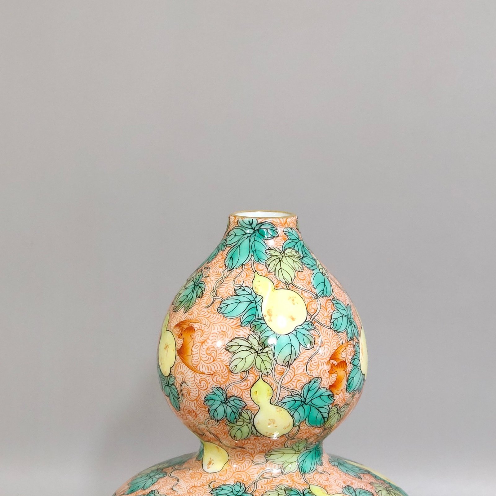 Qing Dynasty Yongzheng phoenix-tailed gourd vase with many seeds and many blessings