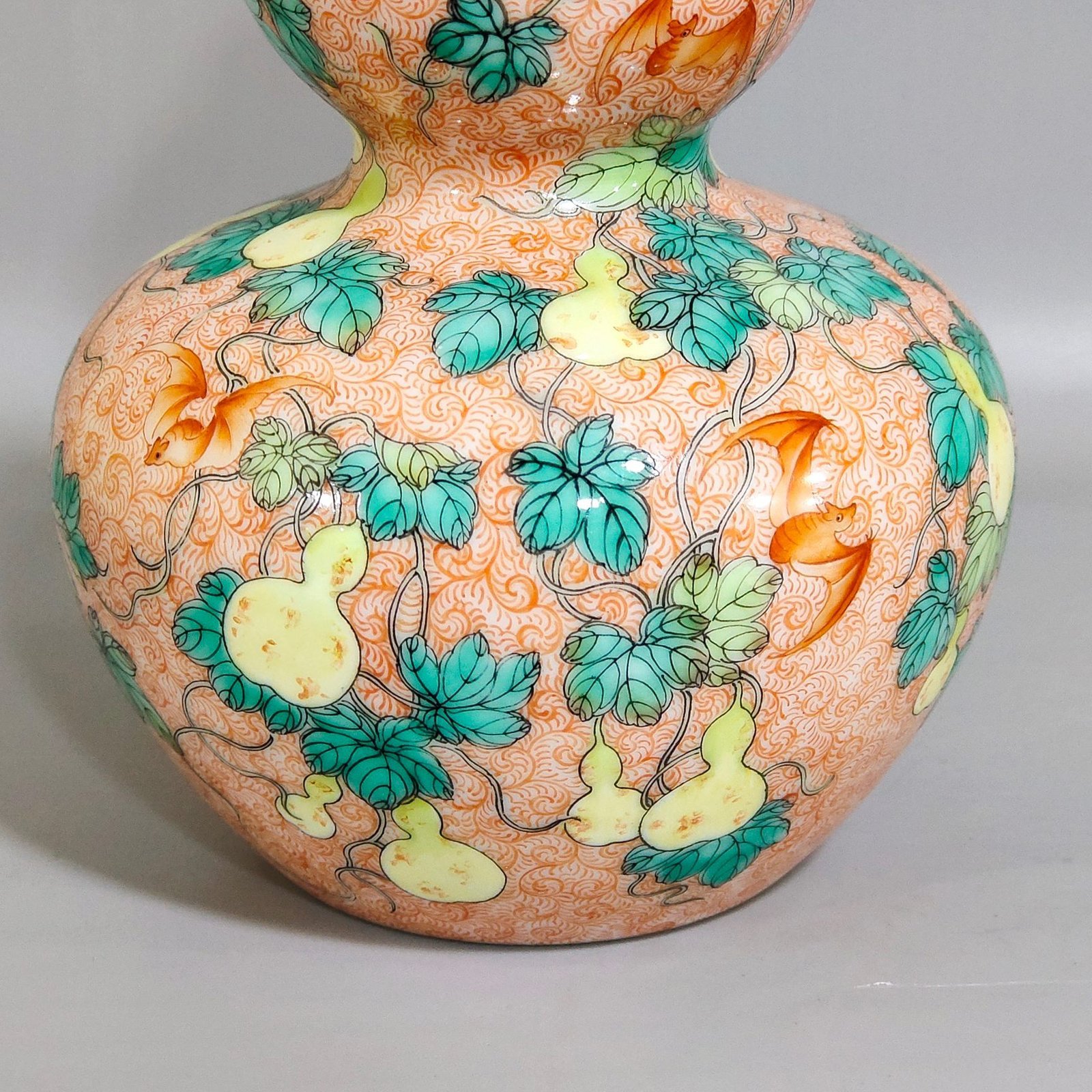 Qing Dynasty Yongzheng phoenix-tailed gourd vase with many seeds and many blessings