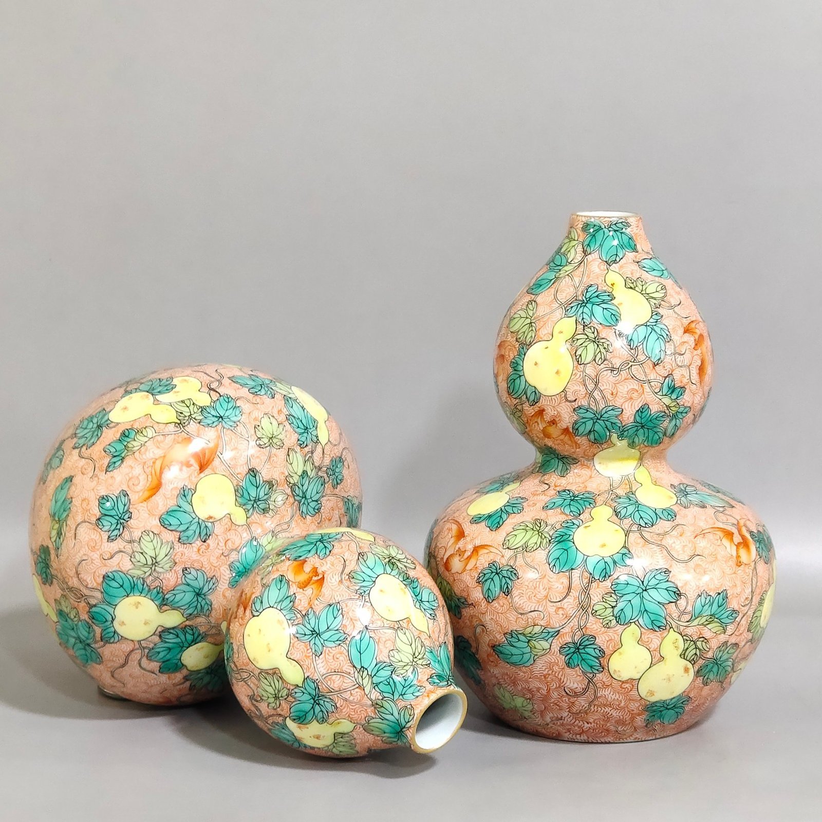 Qing Dynasty Yongzheng phoenix-tailed gourd vase with many seeds and many blessings