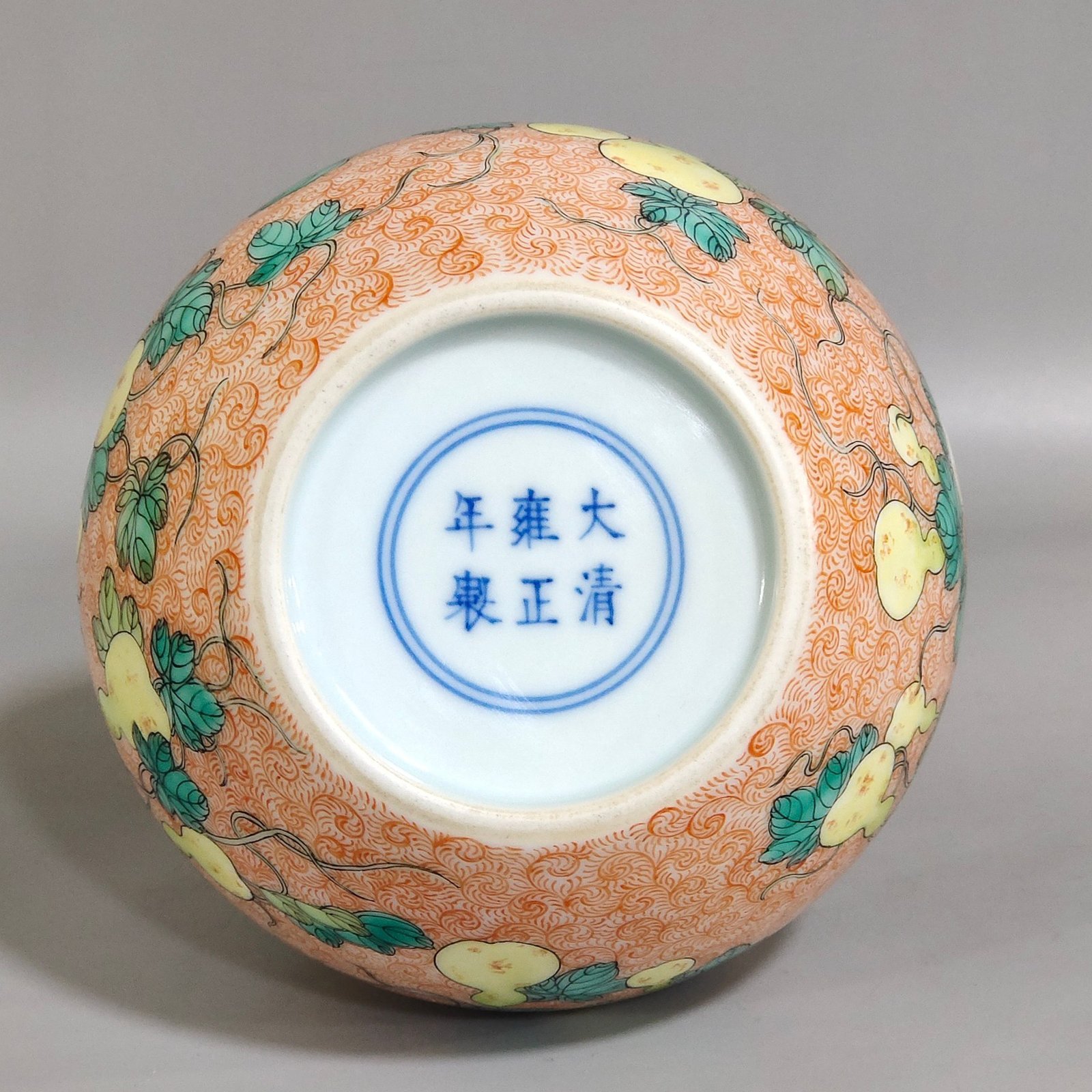 Qing Dynasty Yongzheng phoenix-tailed gourd vase with many seeds and many blessings