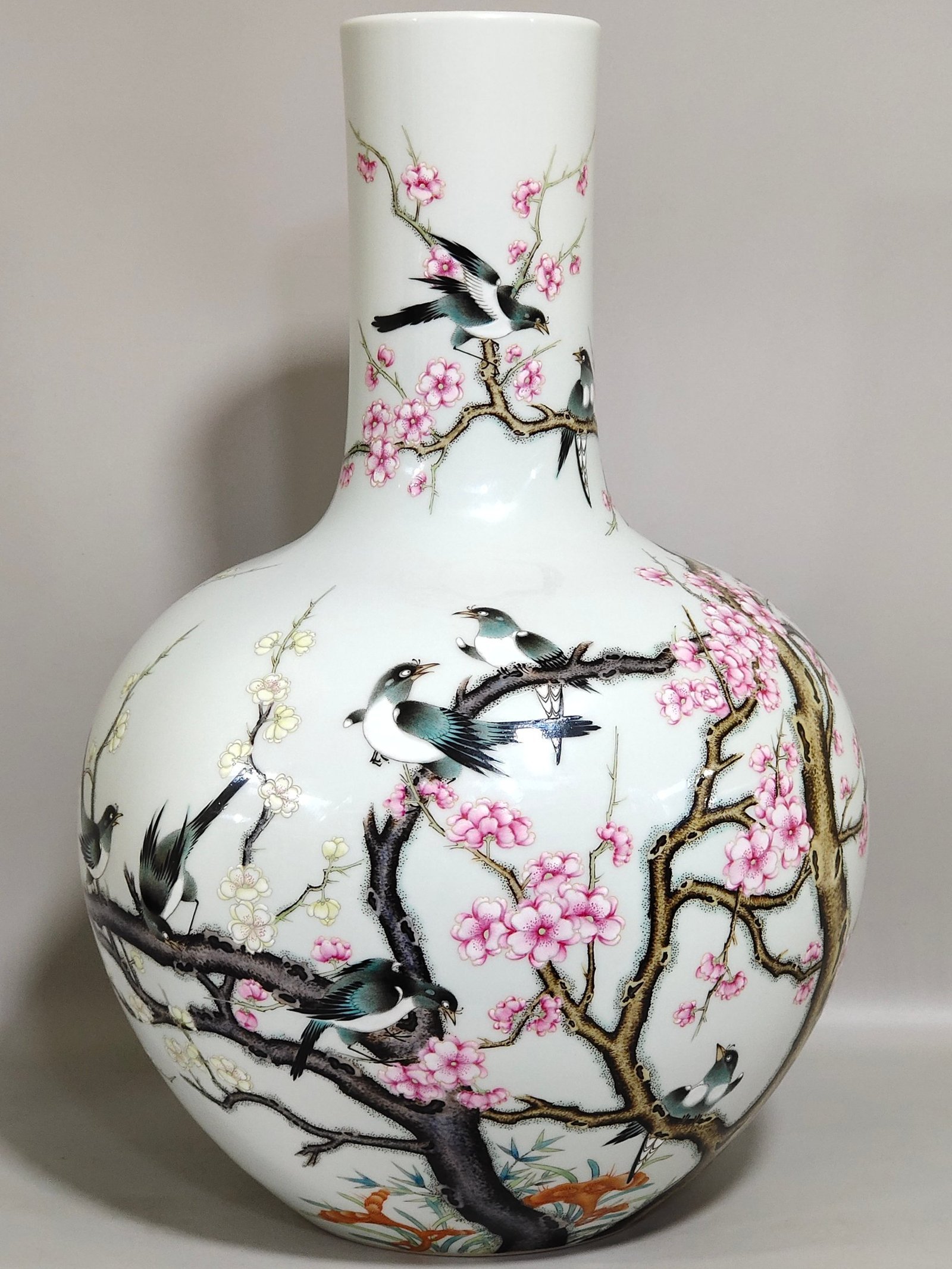 Qing Dynasty Yongzheng twelve happy celestial sphere vase