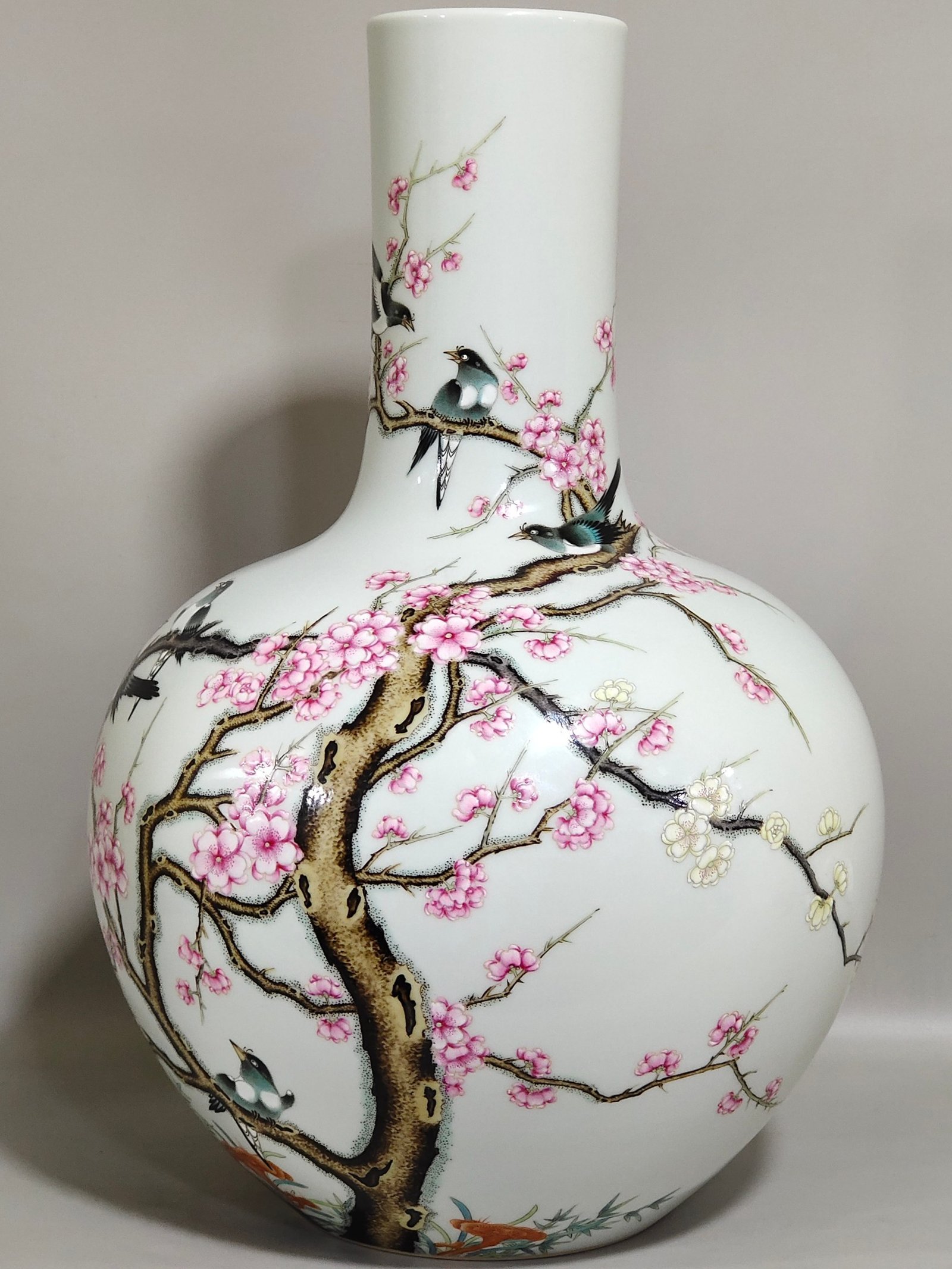 Qing Dynasty Yongzheng twelve happy celestial sphere vase
