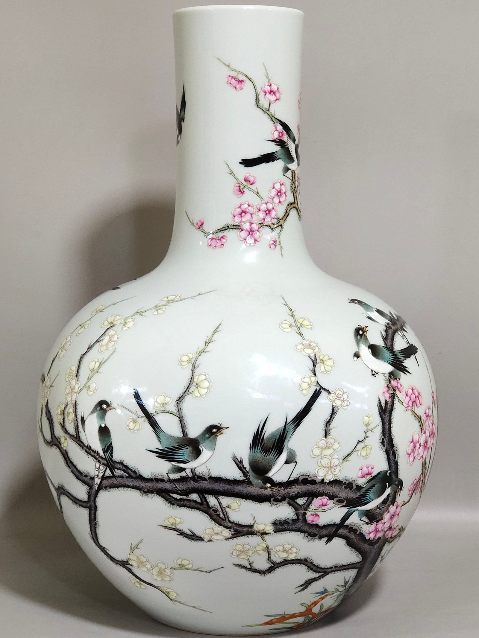 Qing Dynasty Yongzheng twelve happy celestial sphere vase