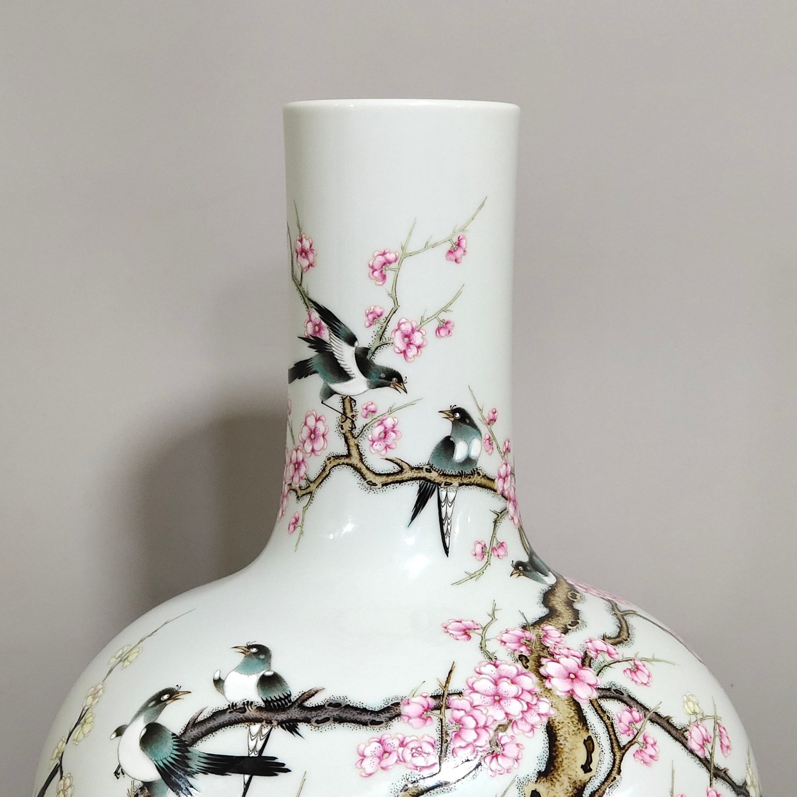 Qing Dynasty Yongzheng twelve happy celestial sphere vase