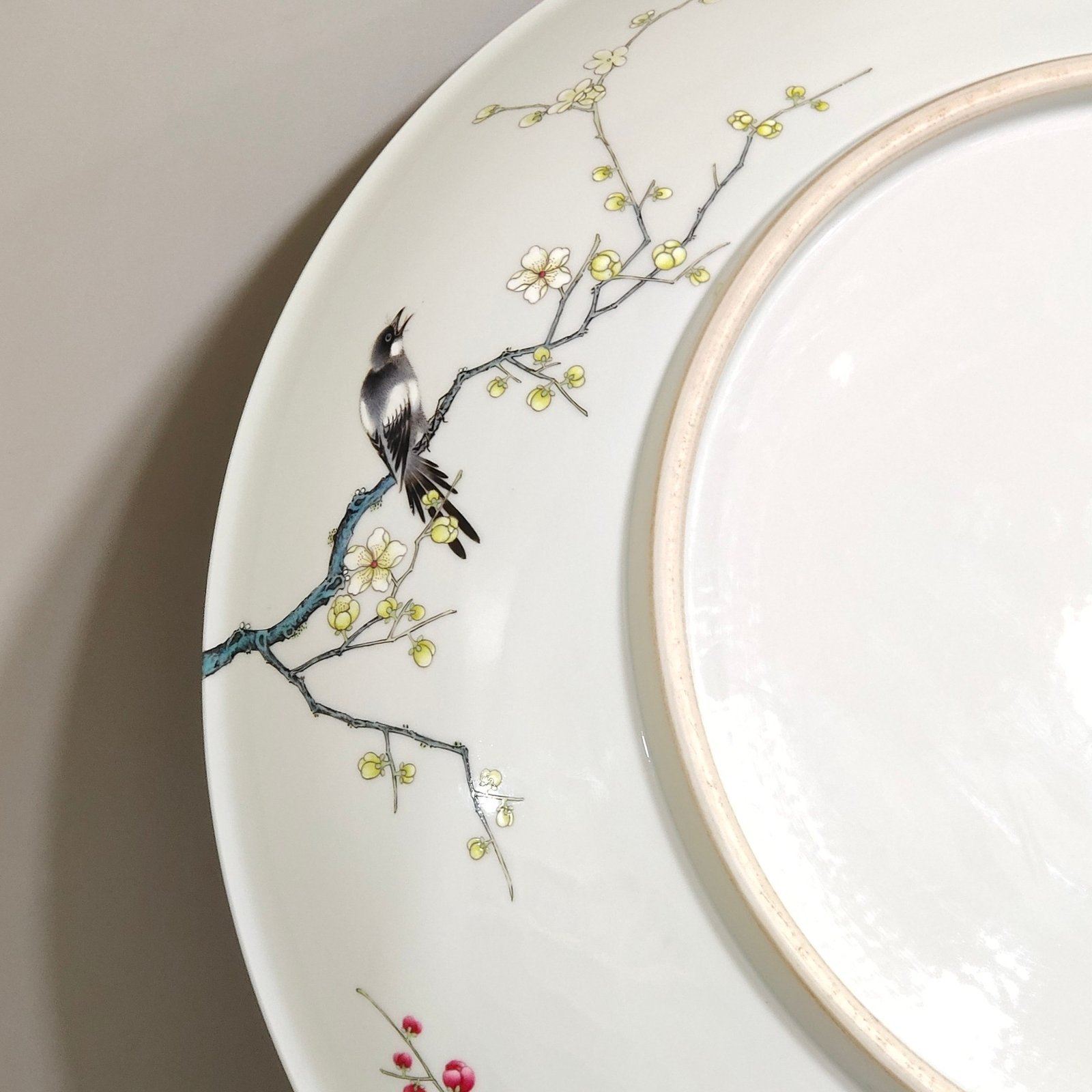 Qing Dynasty Yongzheng A large plate of magpies climbing plum trees and crossing branches