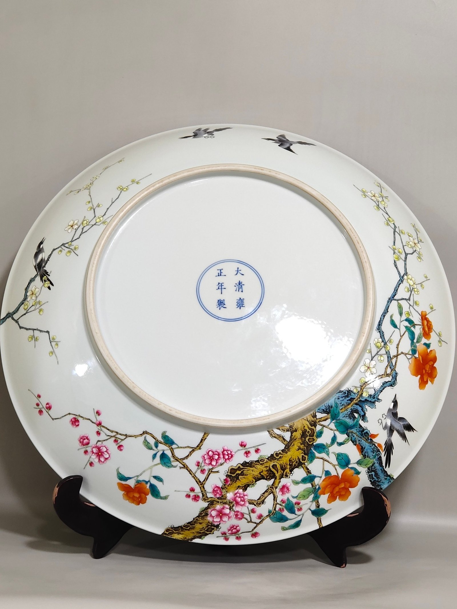 Qing Dynasty Yongzheng A large plate of magpies climbing plum trees and crossing branches