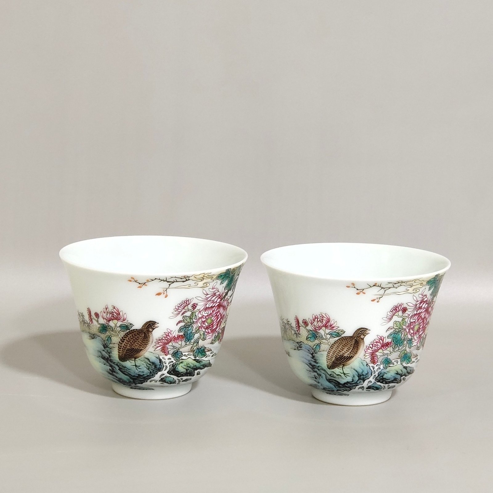 Qing Dynasty Yongzheng cup inscribed with poems about living and working in peace