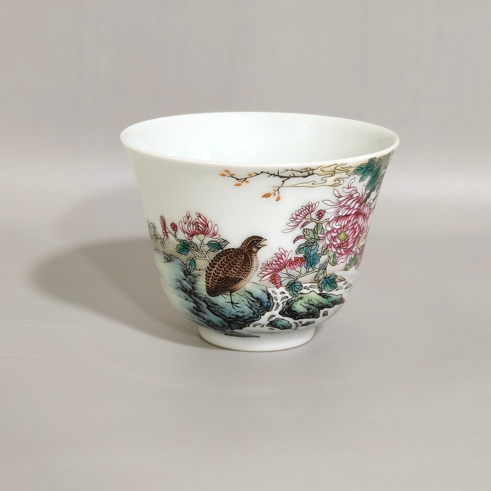 Qing Dynasty Yongzheng cup inscribed with poems about living and working in peace