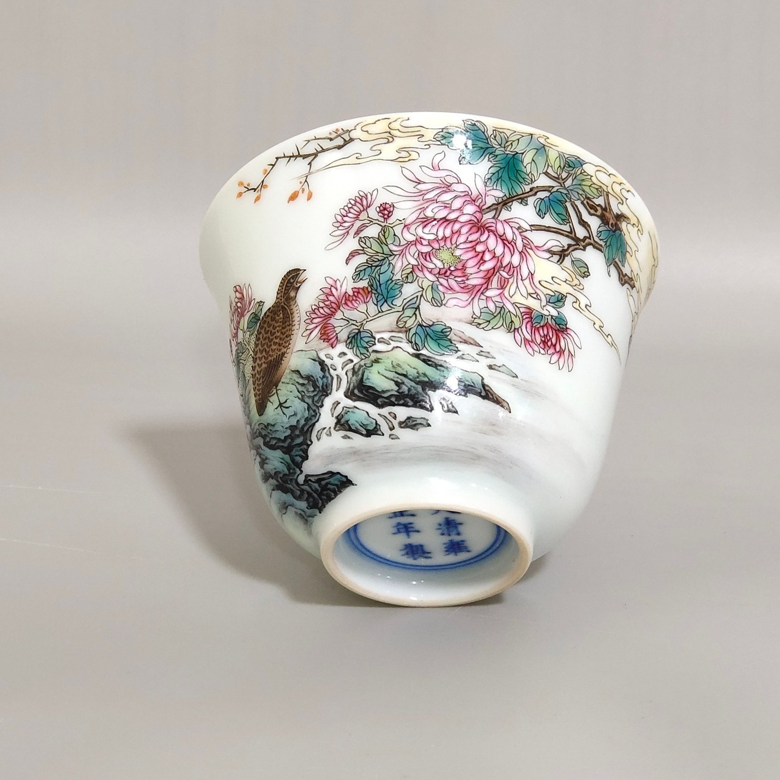 Qing Dynasty Yongzheng cup inscribed with poems about living and working in peace