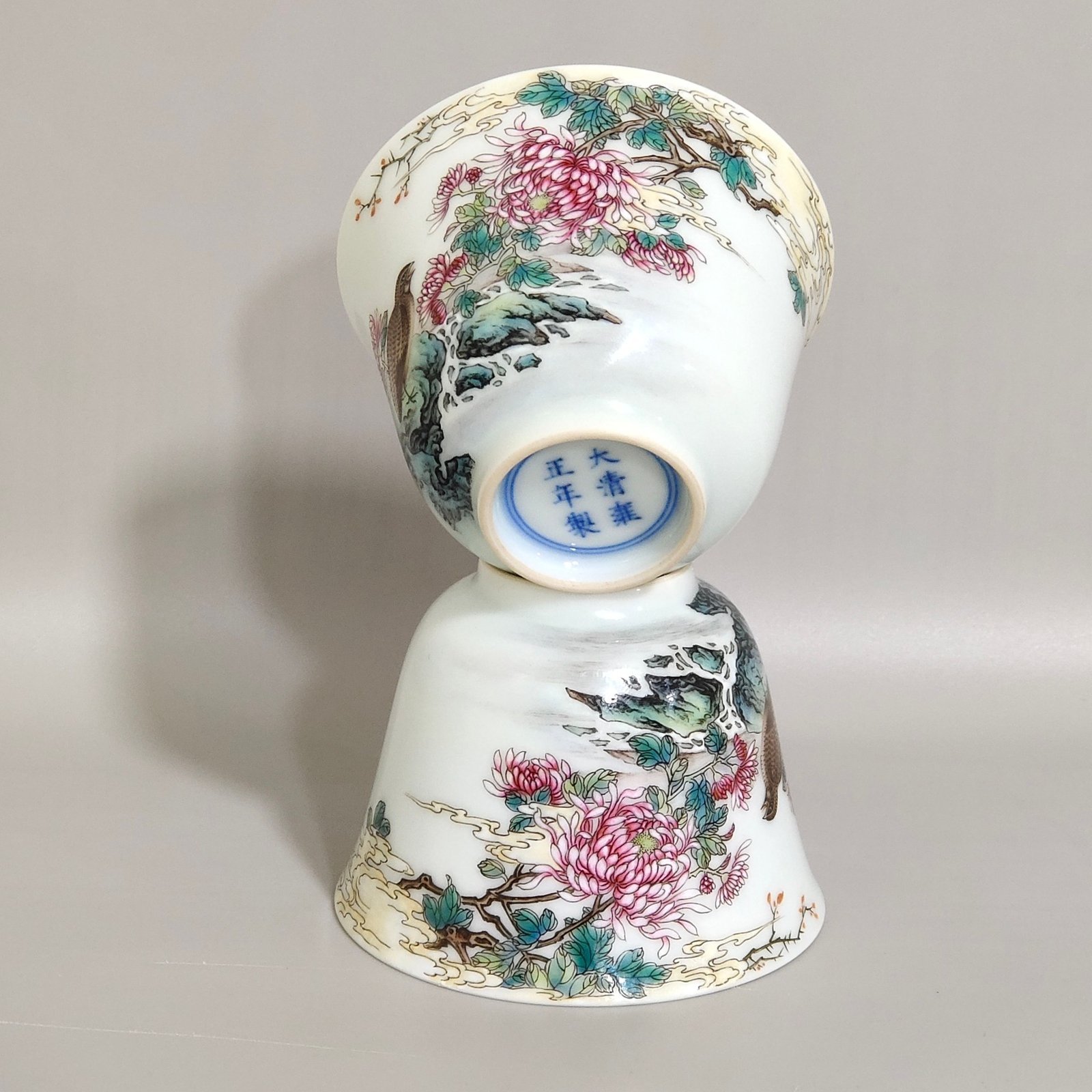 Qing Dynasty Yongzheng cup inscribed with poems about living and working in peace