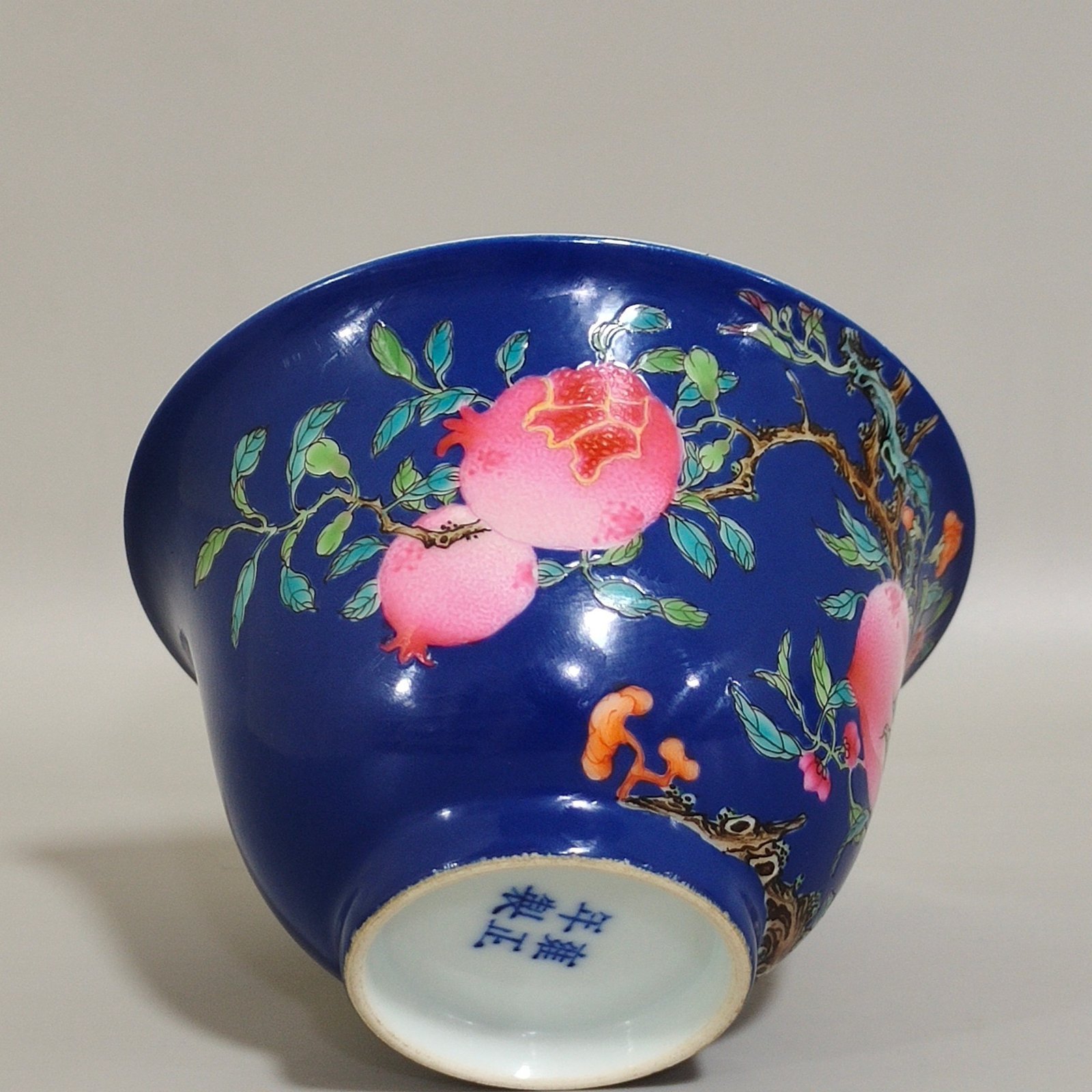 Qing Dynasty Yongzheng sapphire blue glaze Sanduo Sancai bowl