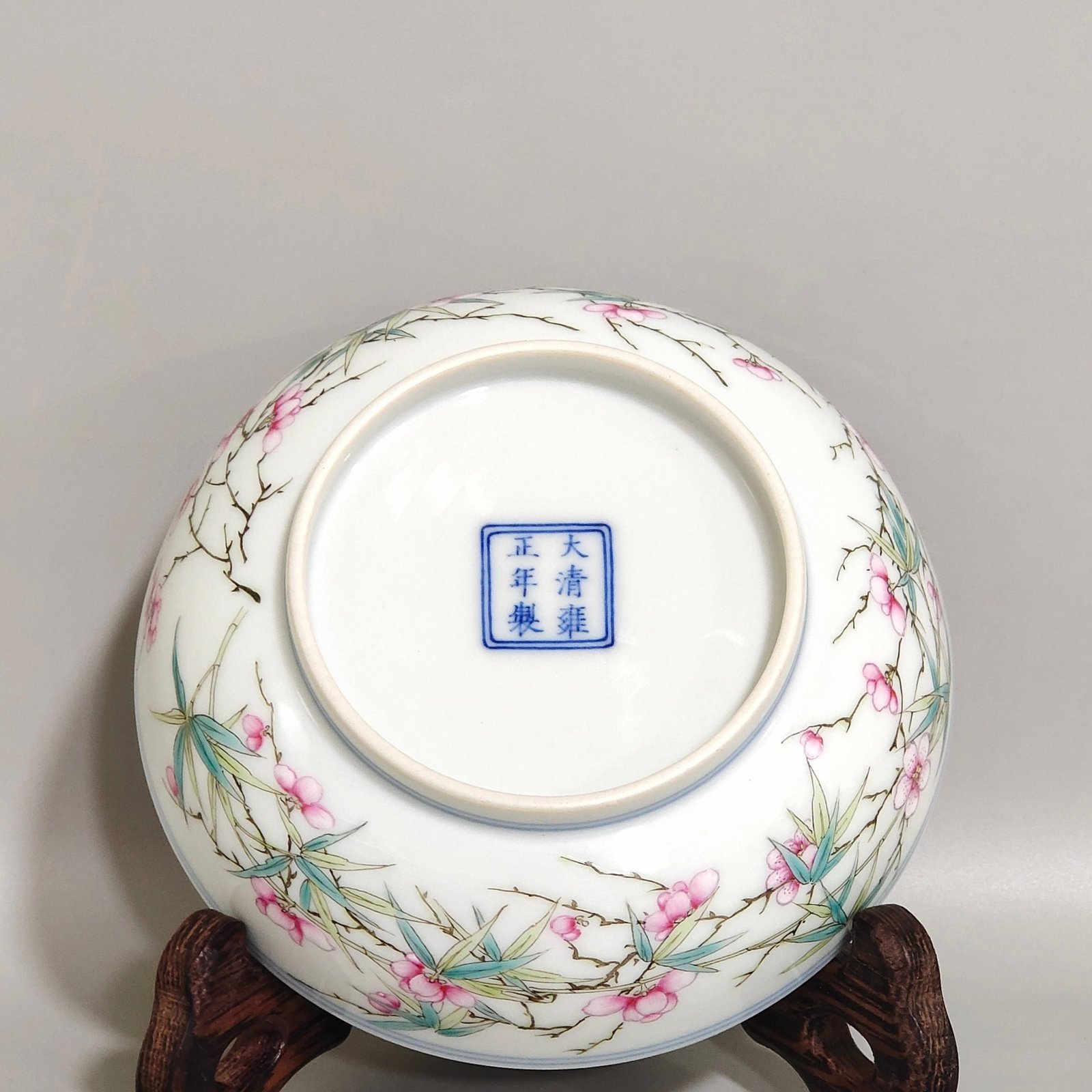 Qing Dynasty Yongzheng A small plate with poems on pine bamboo and plum blossoms