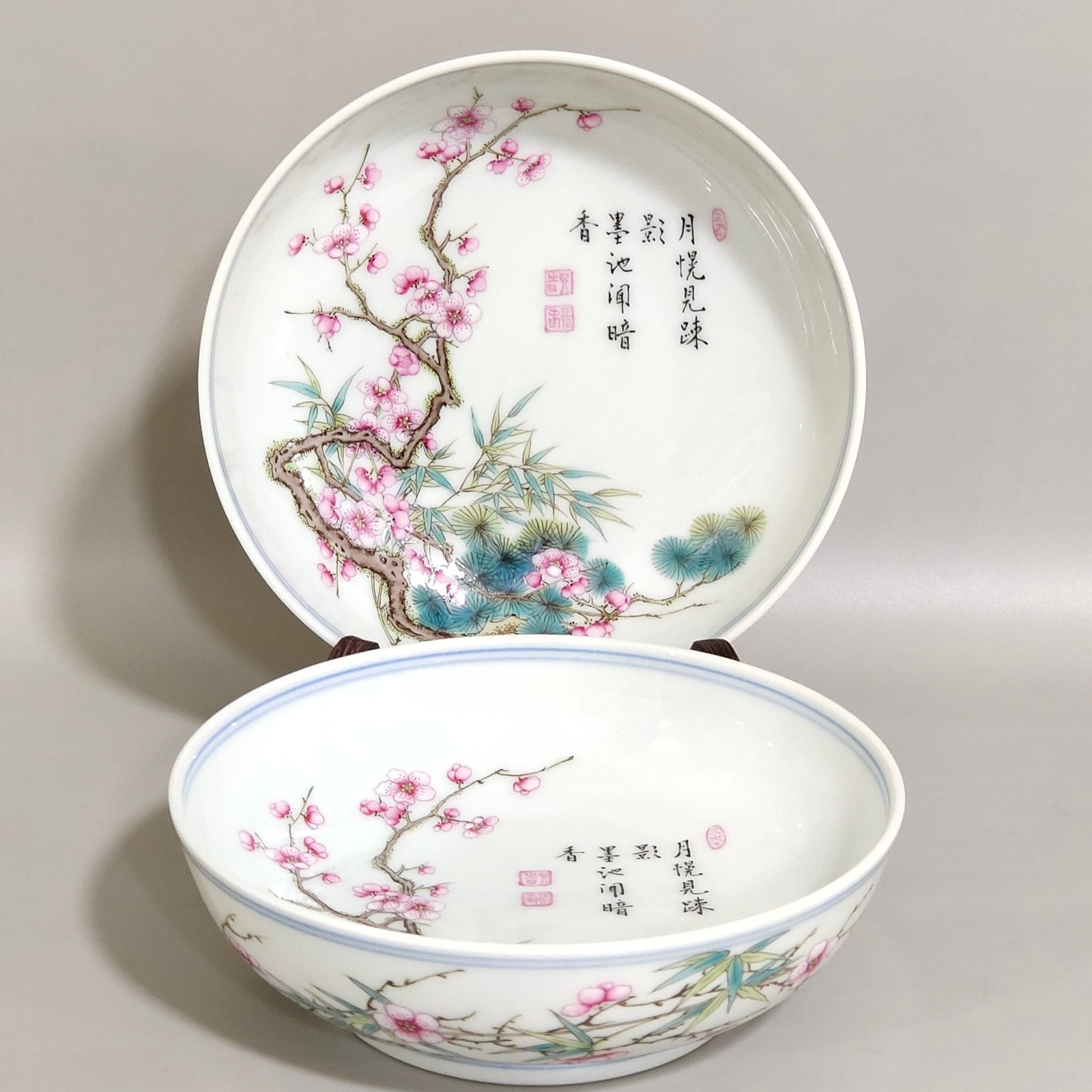 Qing Dynasty Yongzheng A small plate with poems on pine bamboo and plum blossoms