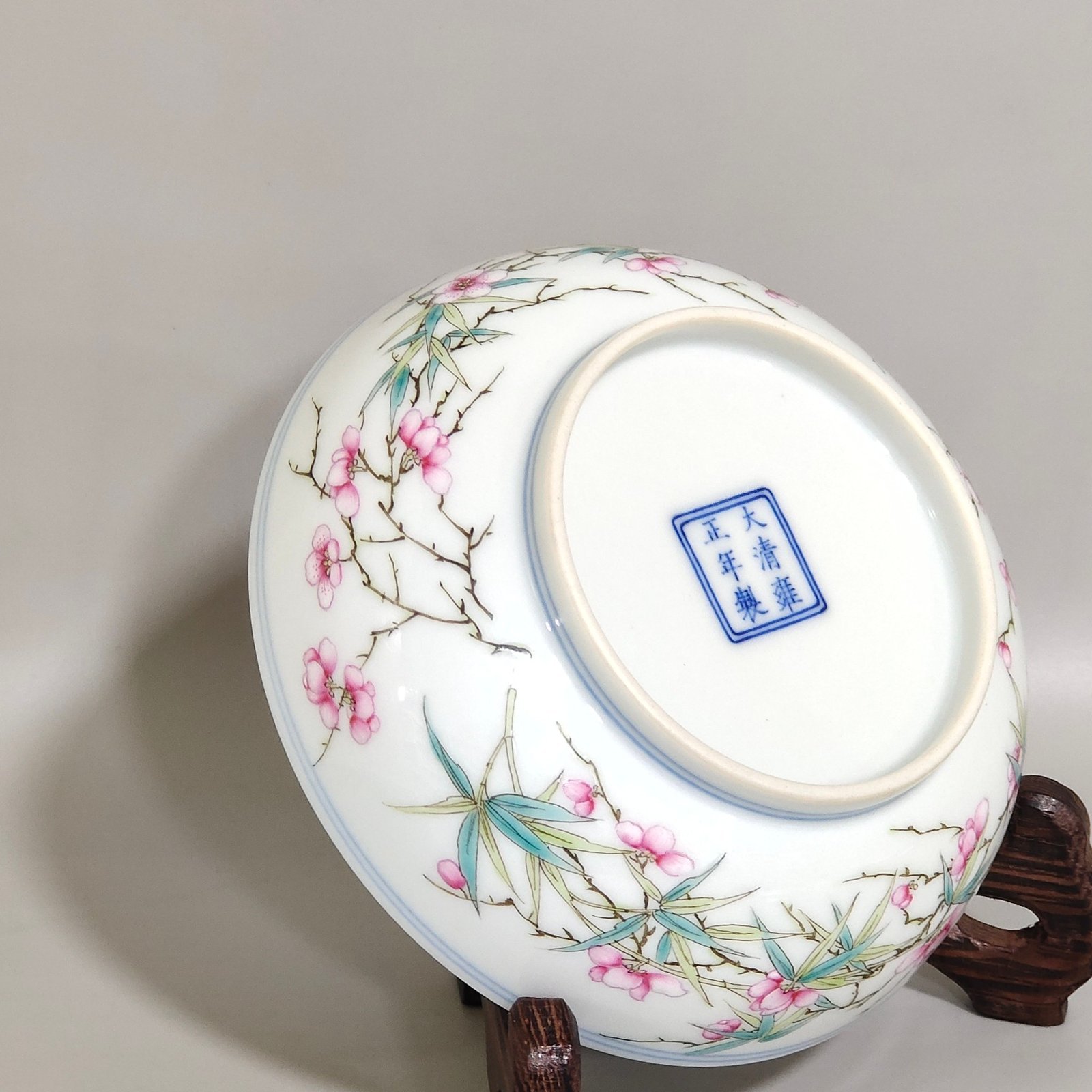 Qing Dynasty Yongzheng A small plate with poems on pine bamboo and plum blossoms