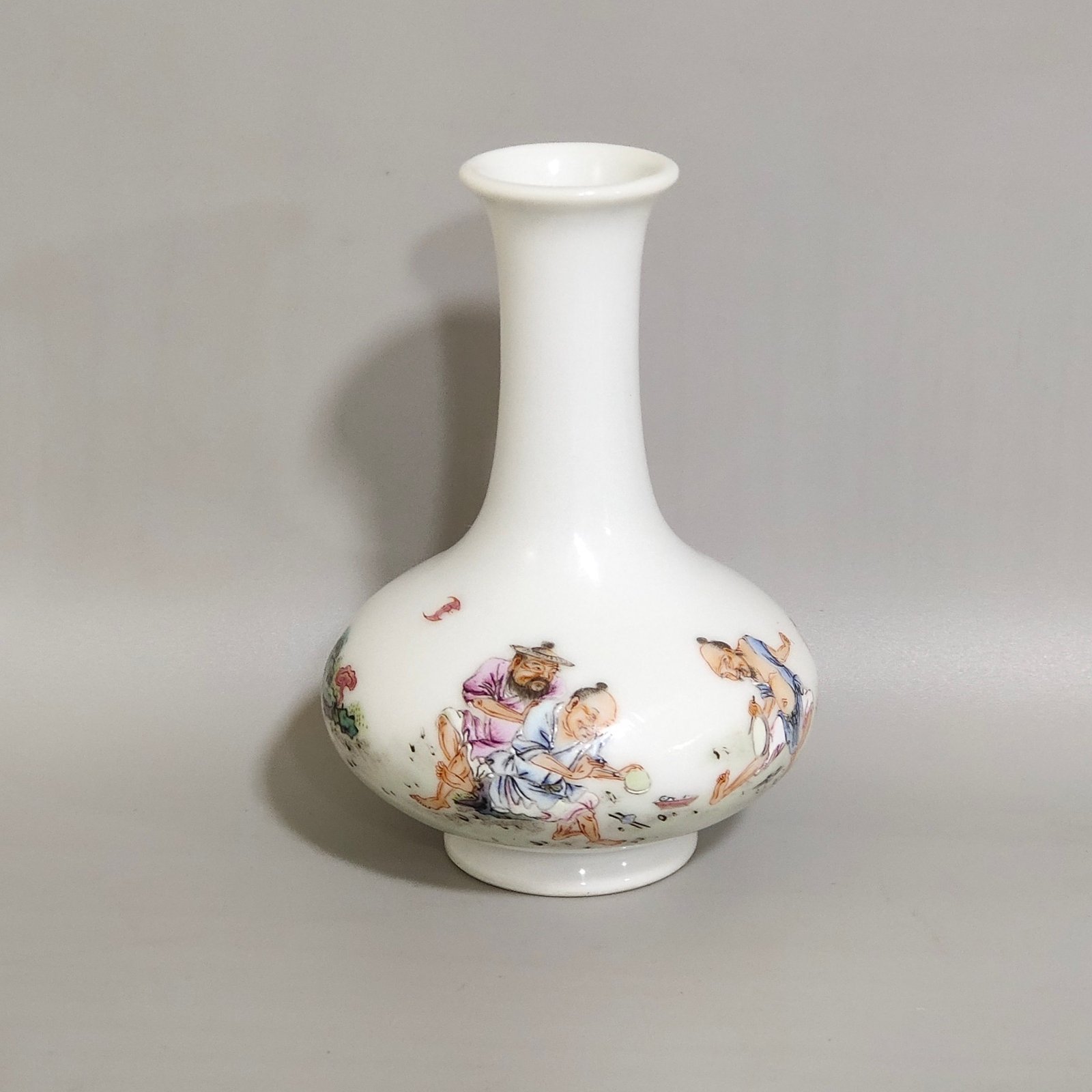 Qing Dynasty Yongzheng character story vial vase