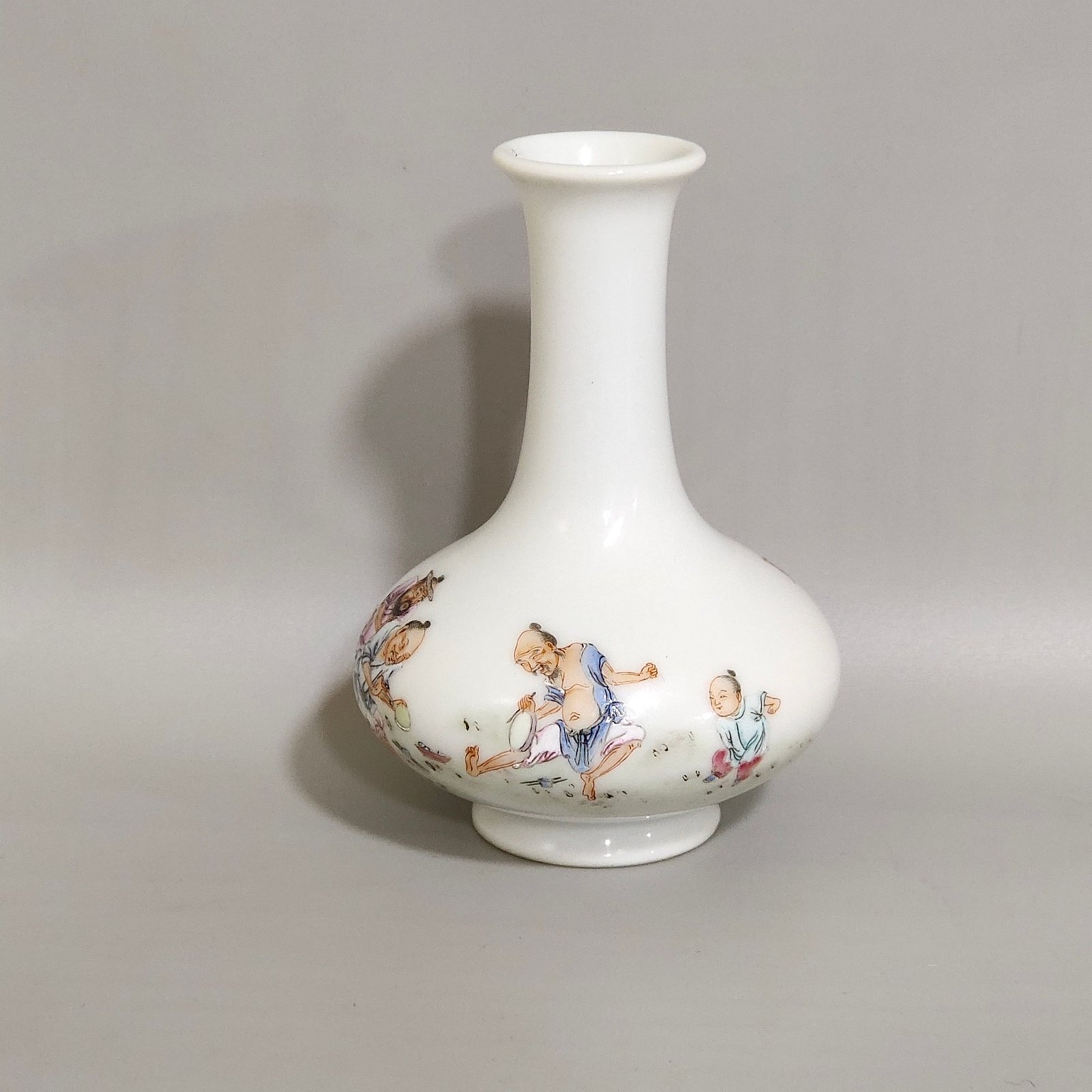 Qing Dynasty Yongzheng character story vial vase