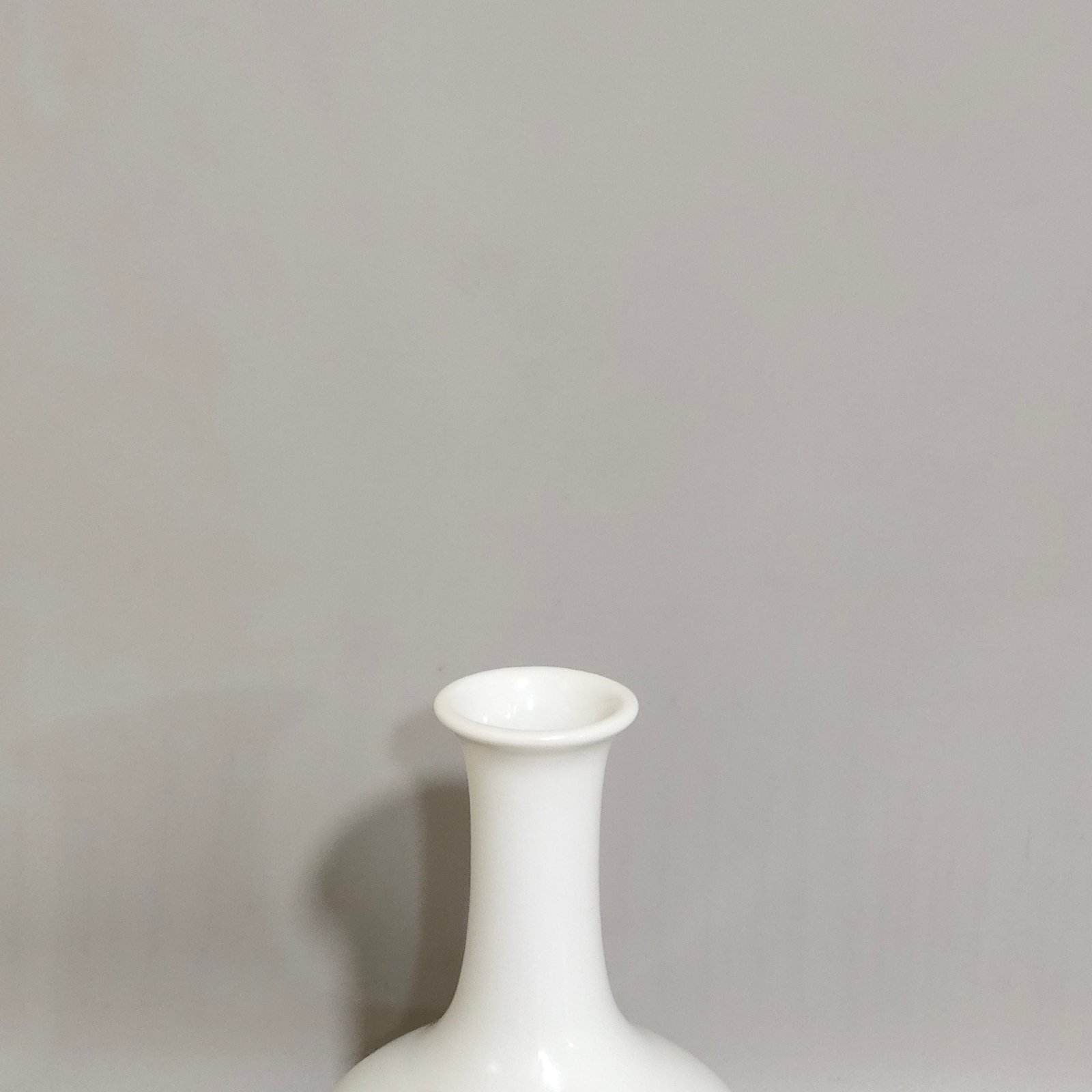 Qing Dynasty Yongzheng character story vial vase