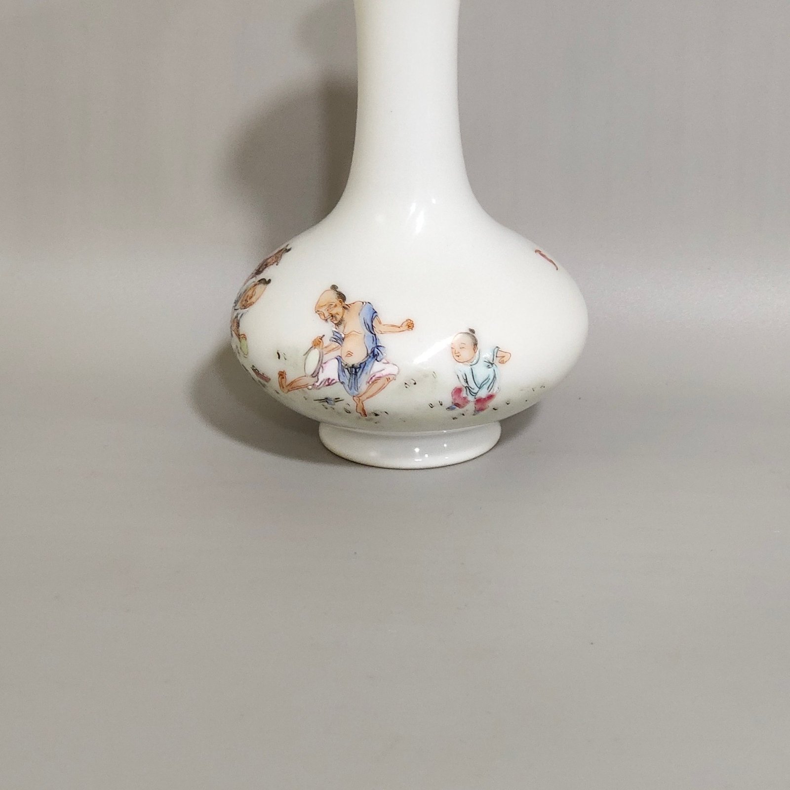 Qing Dynasty Yongzheng character story vial vase