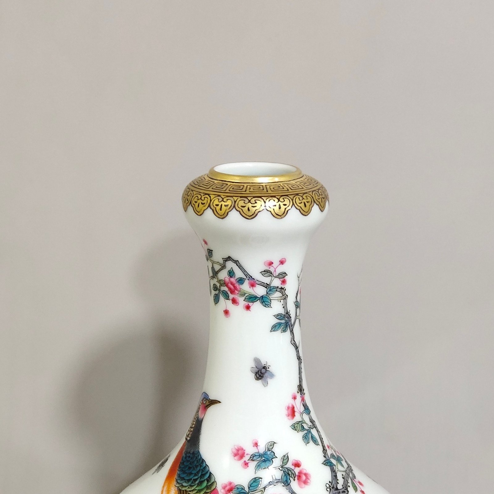 Qing Dynasty Yongzheng gilded garlic vase with icing on the cake and inscribed with poetry