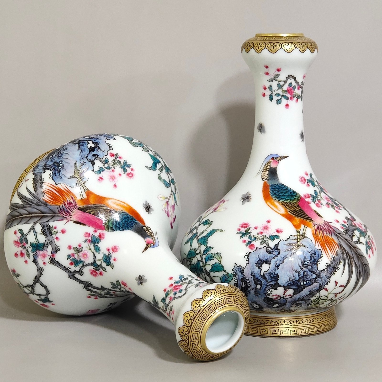 Qing Dynasty Yongzheng gilded garlic vase with icing on the cake and inscribed with poetry