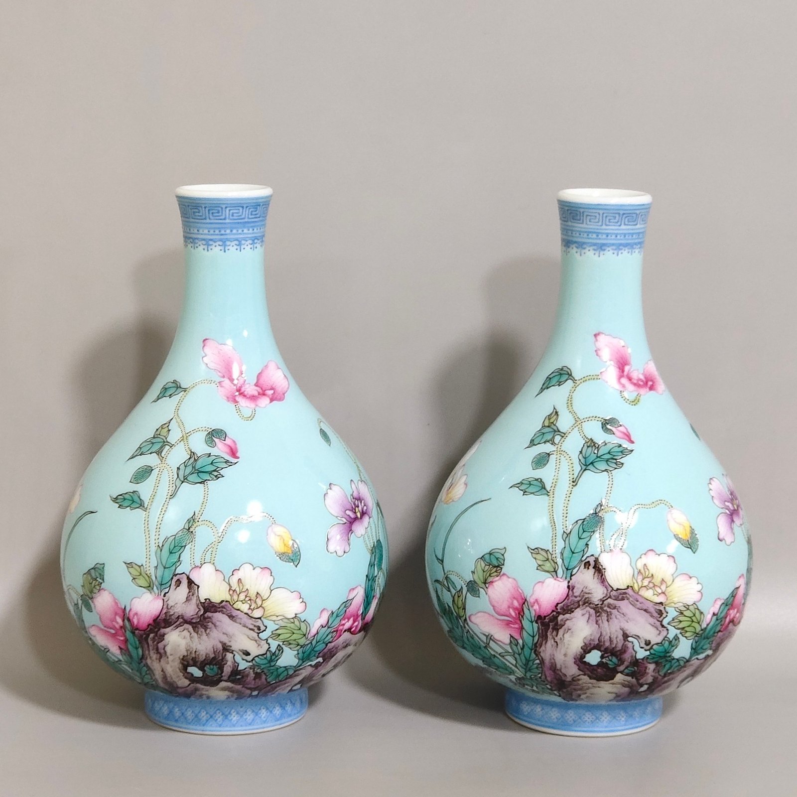 Qing Dynasty Yongzheng turquoise green border poppy poem vase