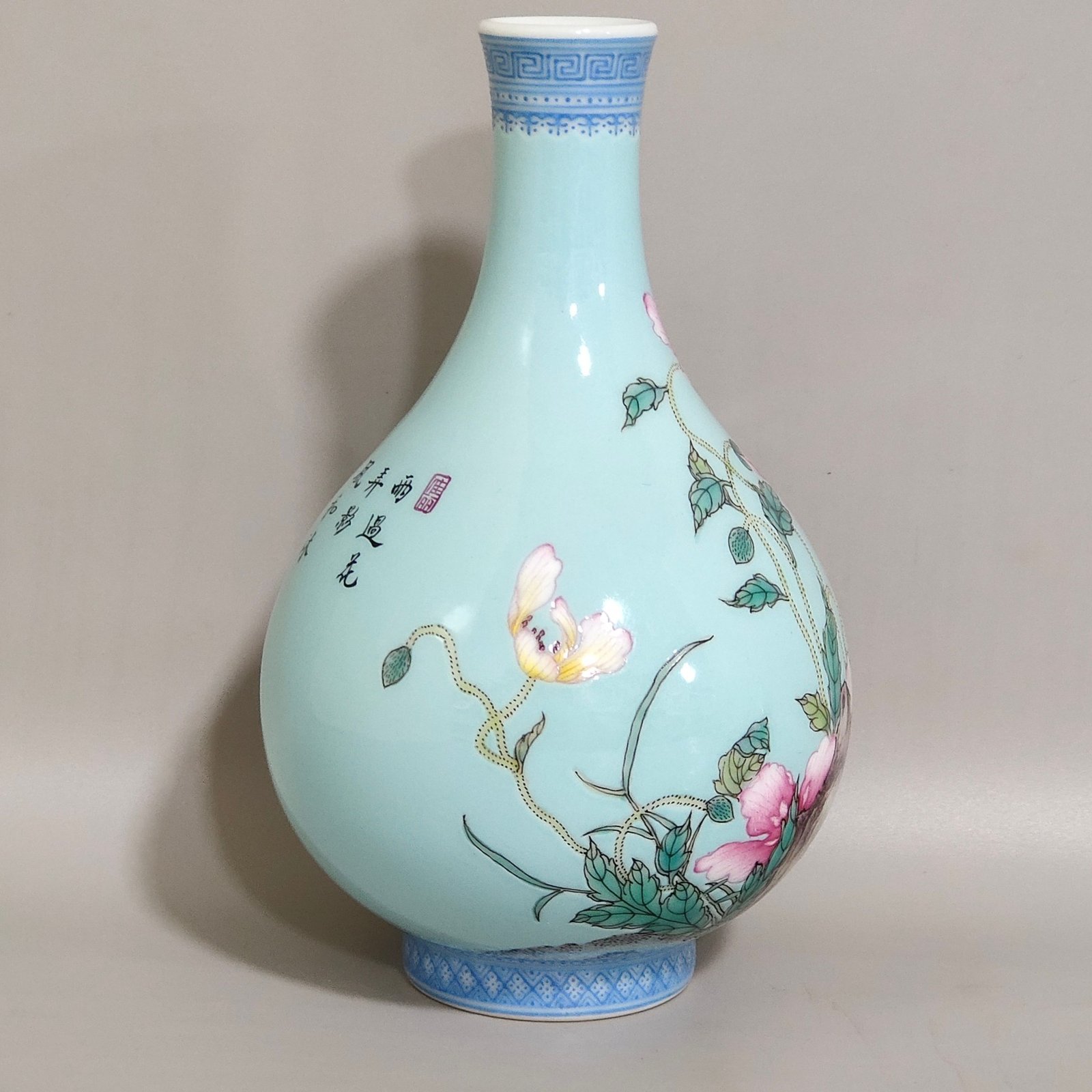 Qing Dynasty Yongzheng turquoise green border poppy poem vase