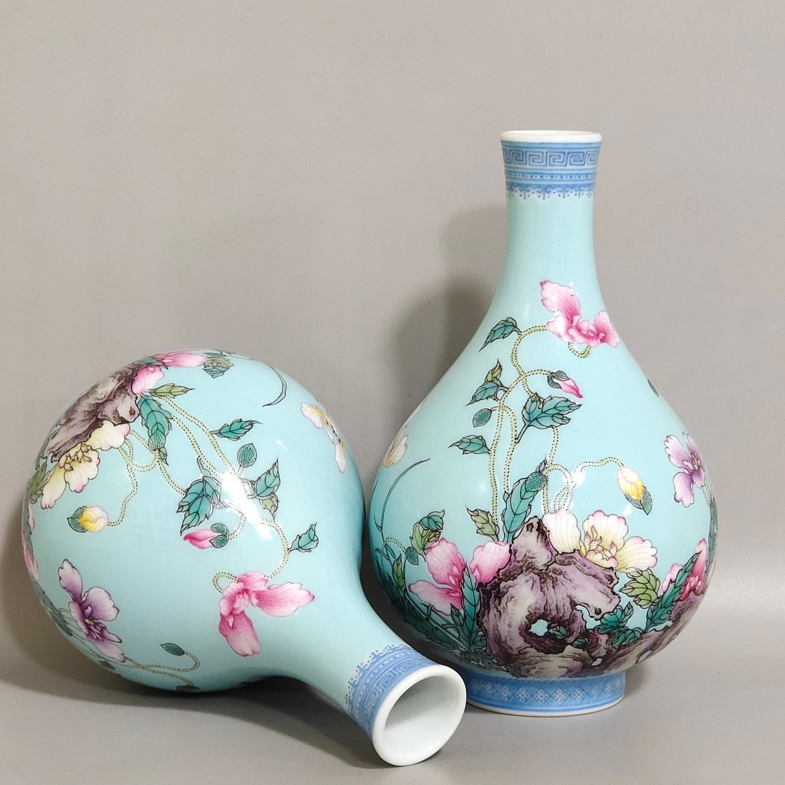 Qing Dynasty Yongzheng turquoise green border poppy poem vase