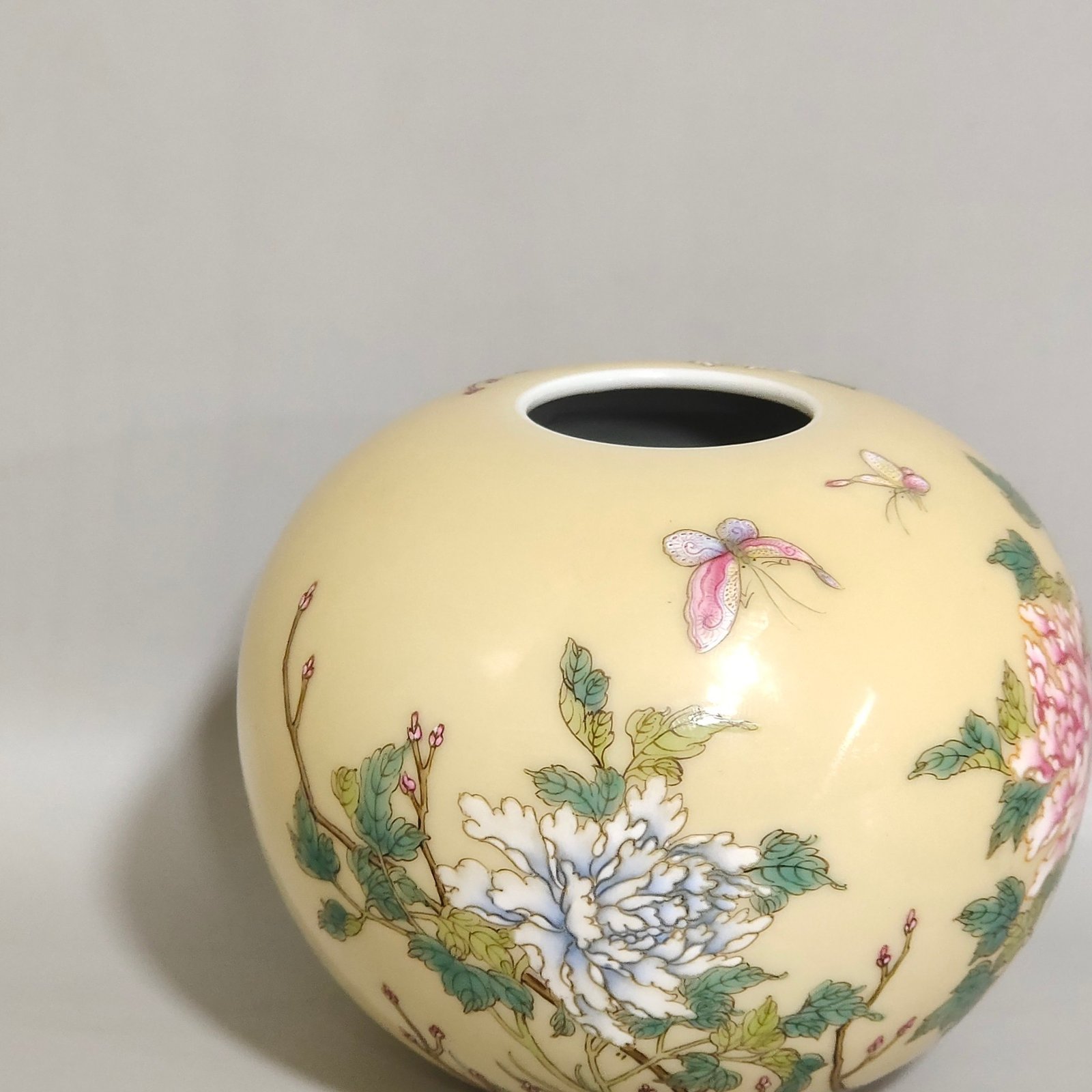 Qing Dynasty Yongzheng Beige-glazed peony butterfly bowl