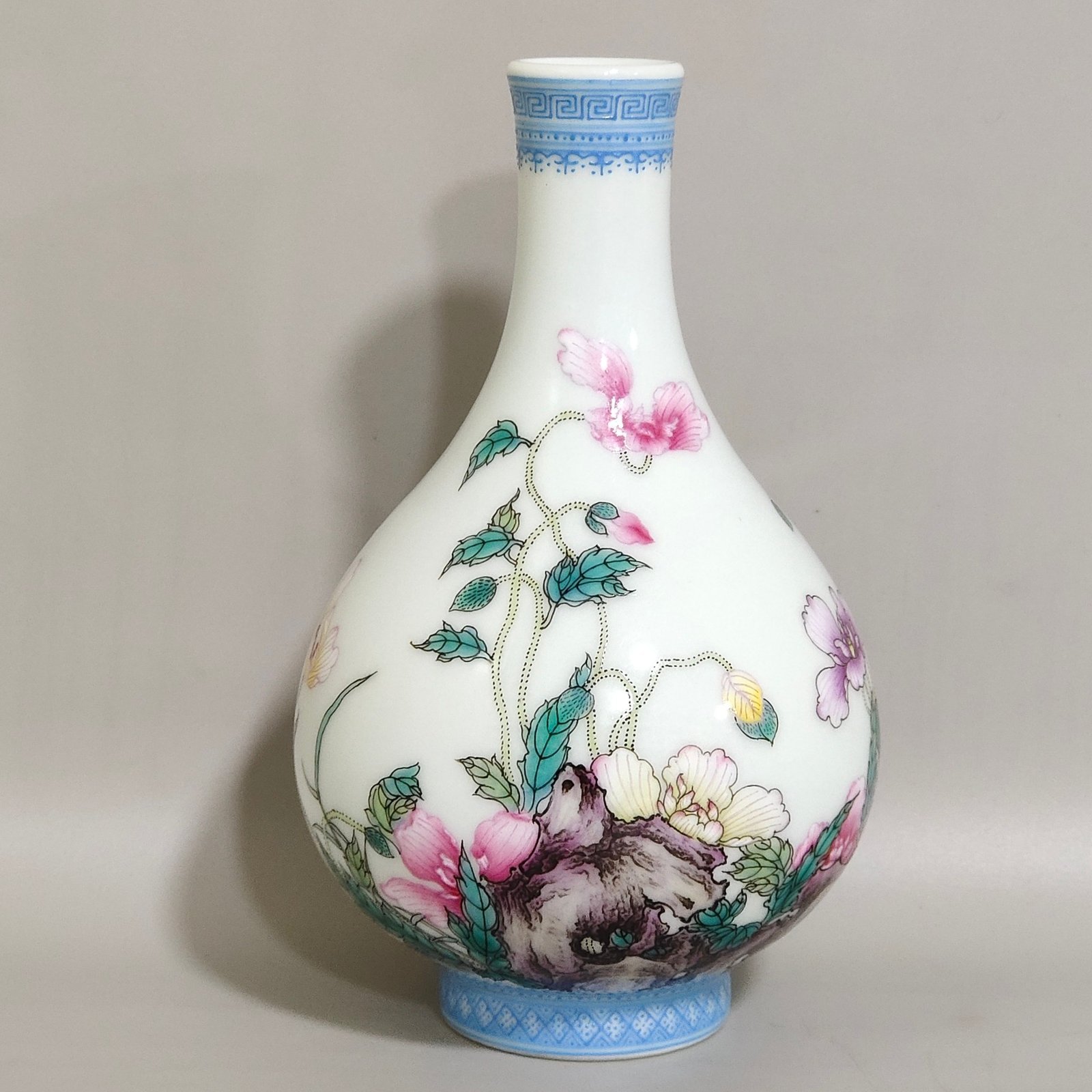 Qing Dynasty Yongzheng green-edged poppy poem vase