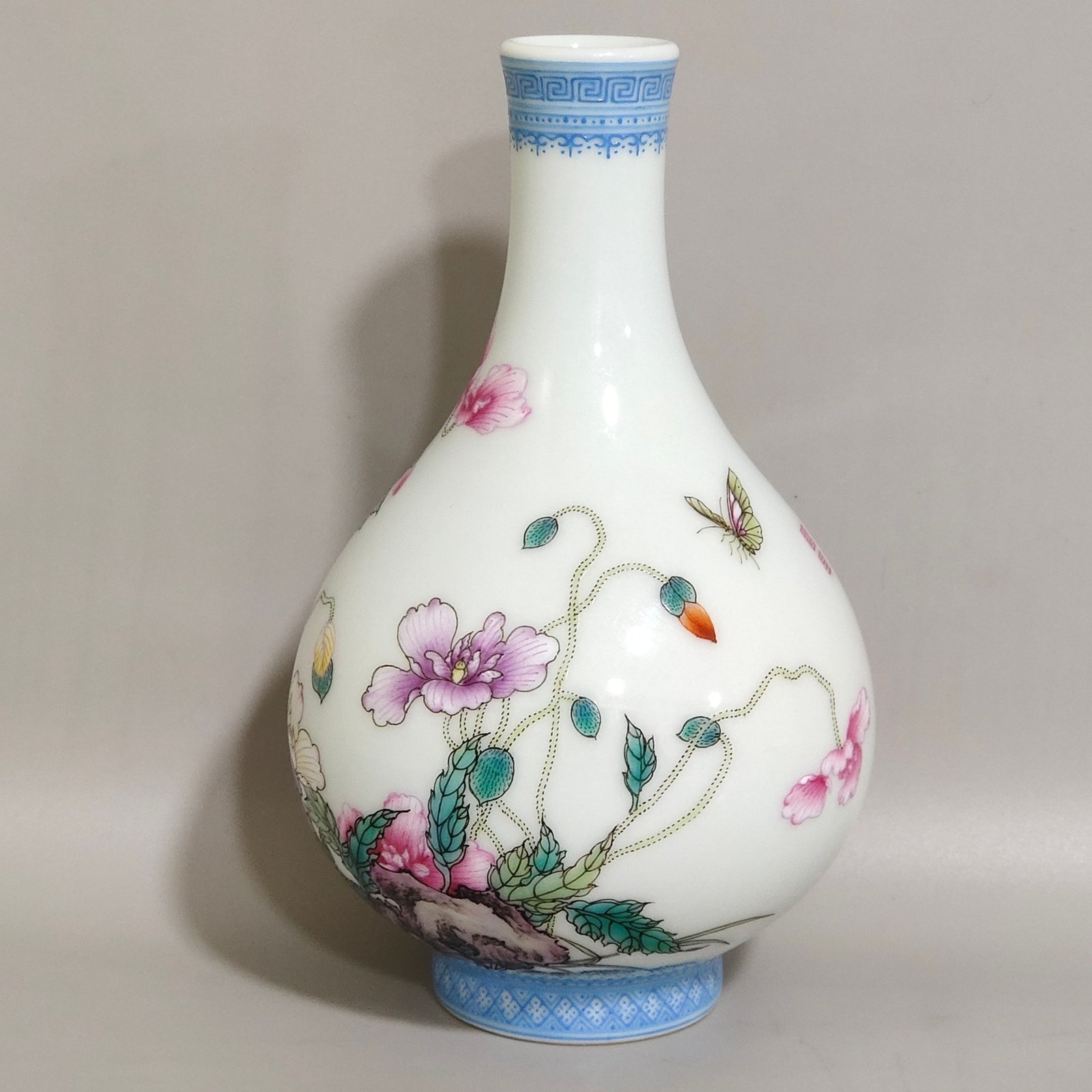 Qing Dynasty Yongzheng green-edged poppy poem vase