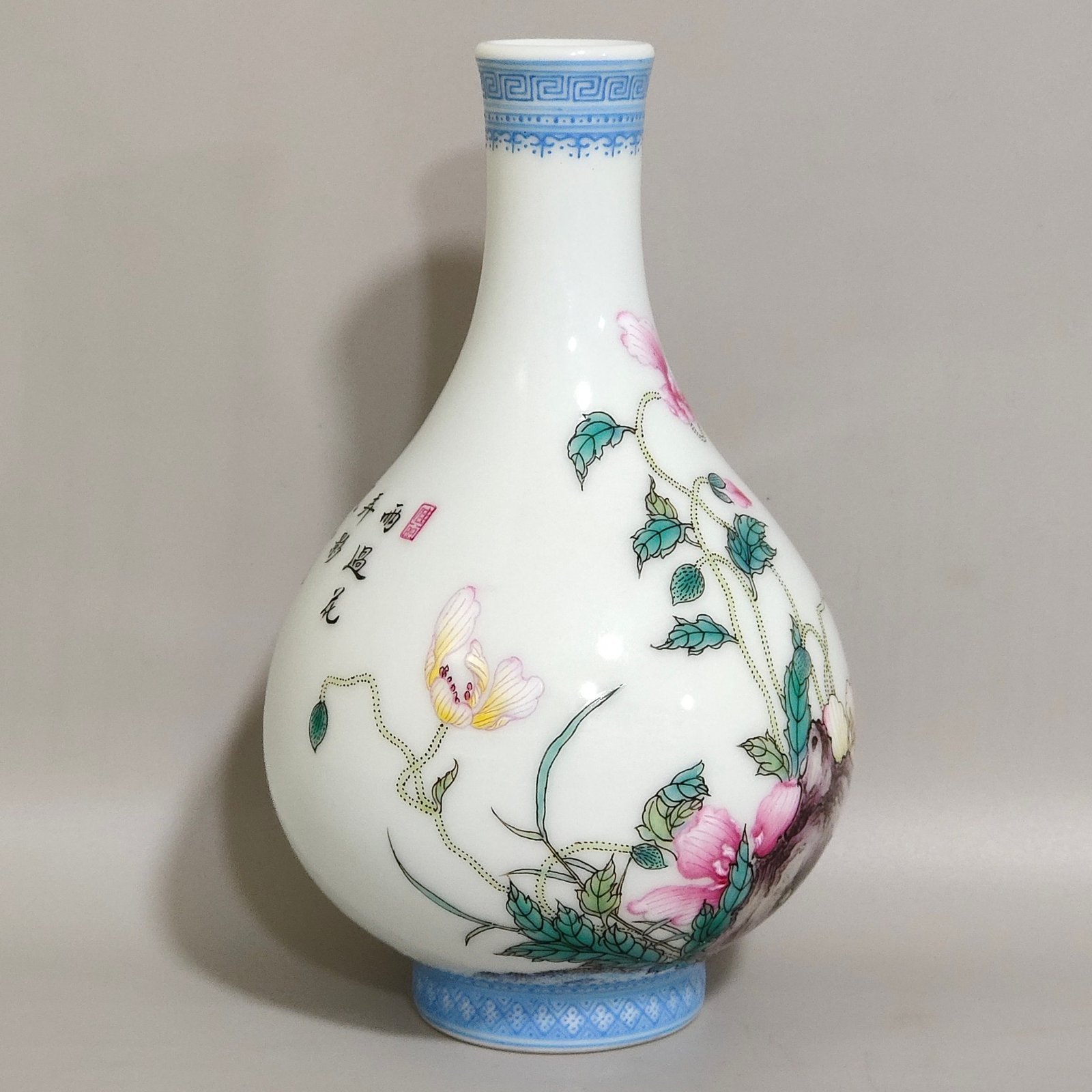 Qing Dynasty Yongzheng green-edged poppy poem vase
