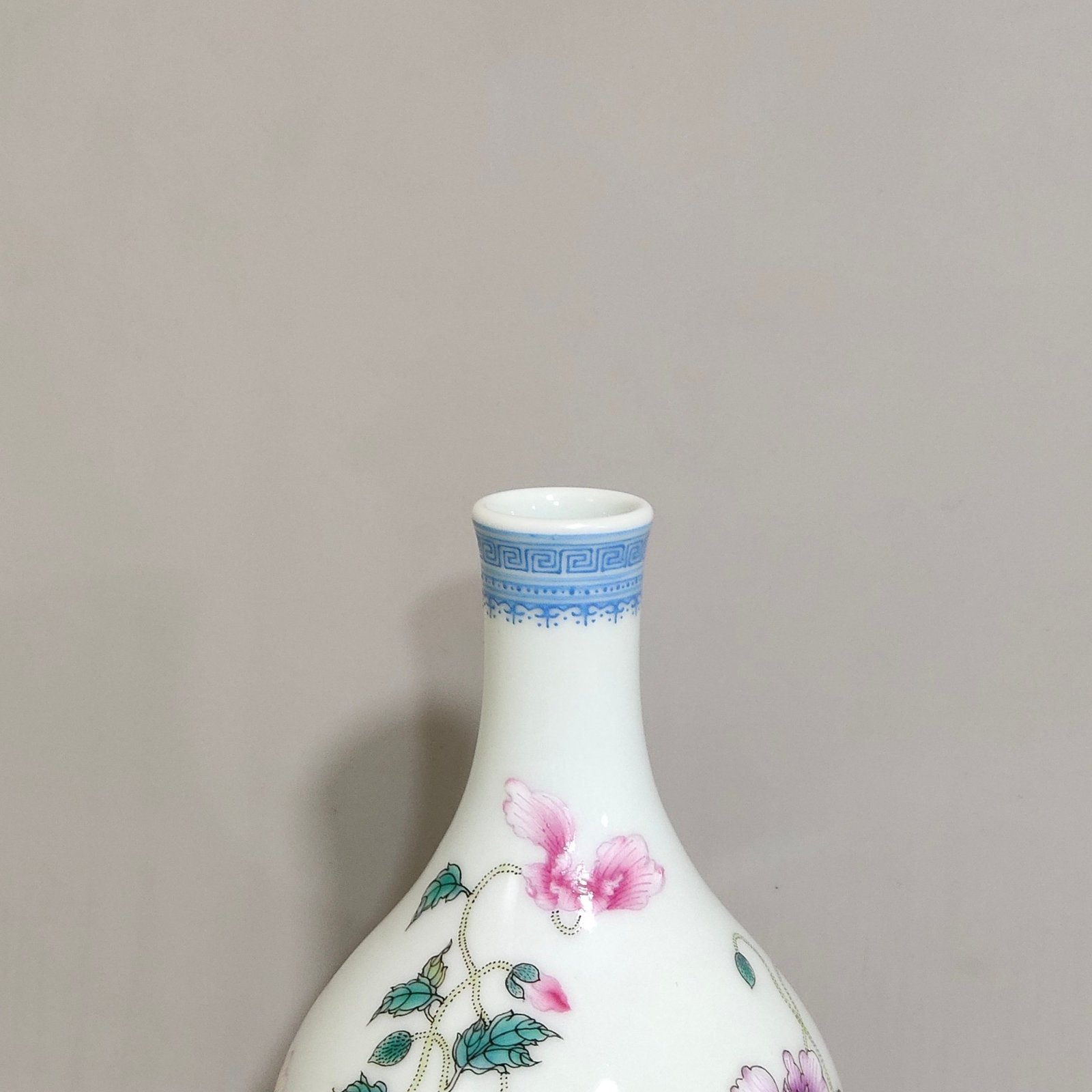 Qing Dynasty Yongzheng green-edged poppy poem vase