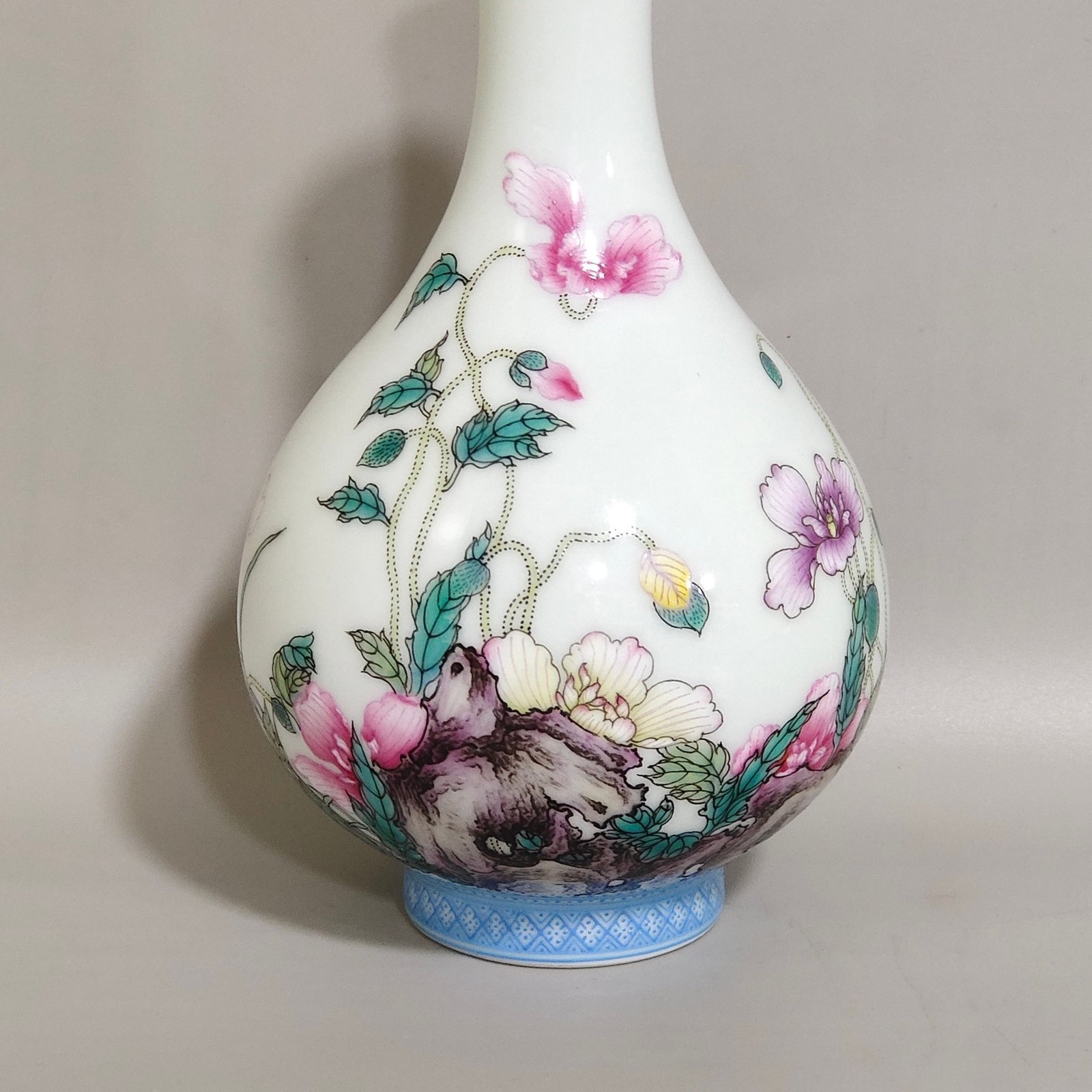 Qing Dynasty Yongzheng green-edged poppy poem vase