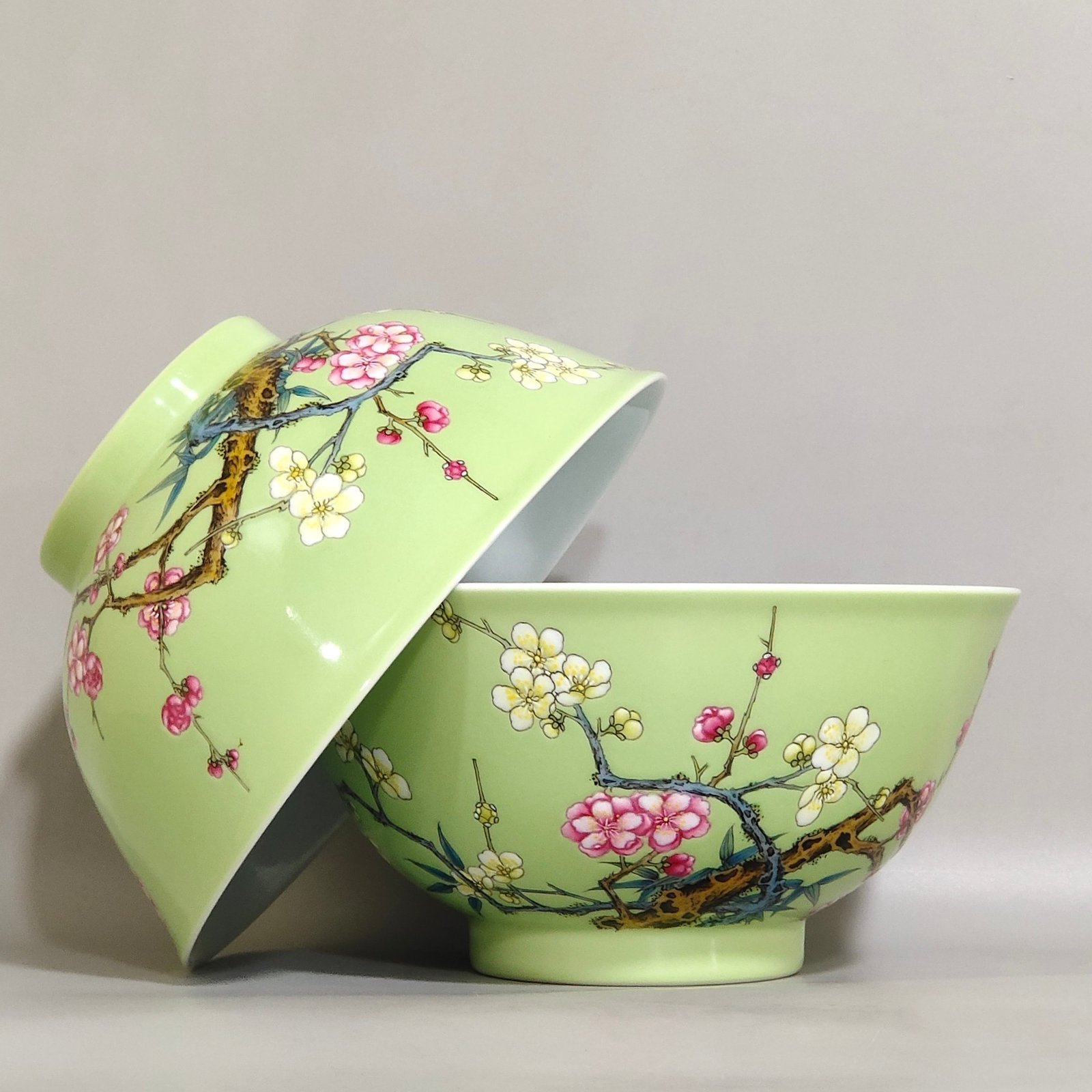 Qing Dynasty Yongzheng apple green glazed plum and bamboo double bowl