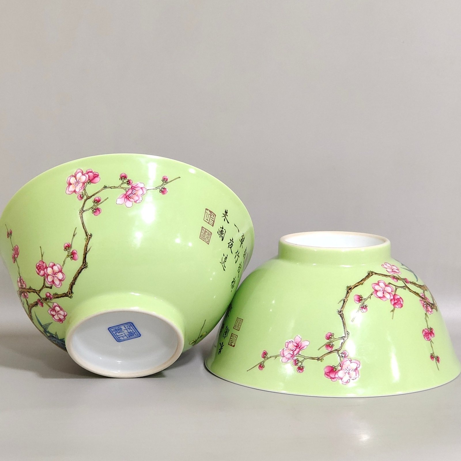 Qing Dynasty Yongzheng apple green glazed plum and bamboo double bowl
