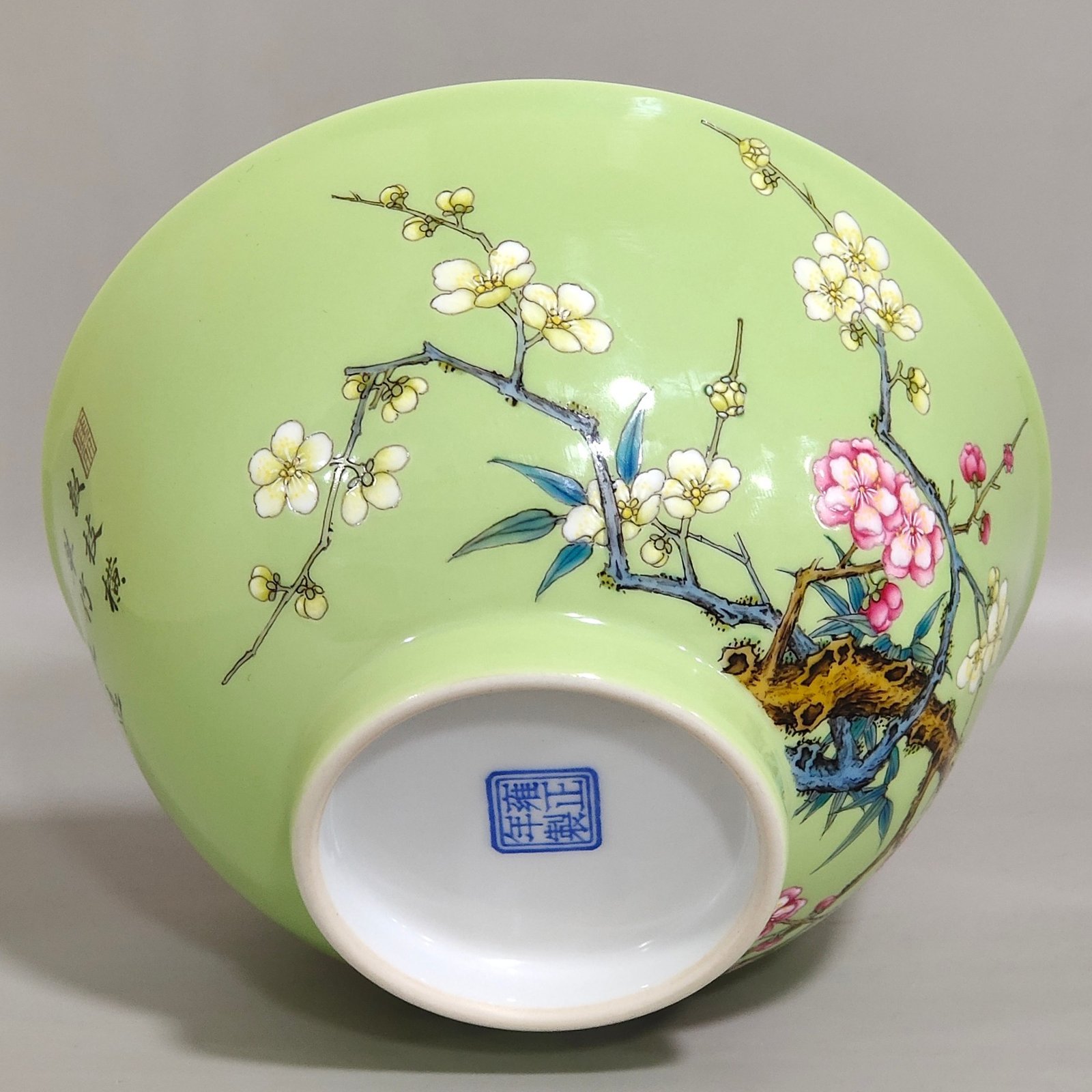 Qing Dynasty Yongzheng apple green glazed plum and bamboo double bowl