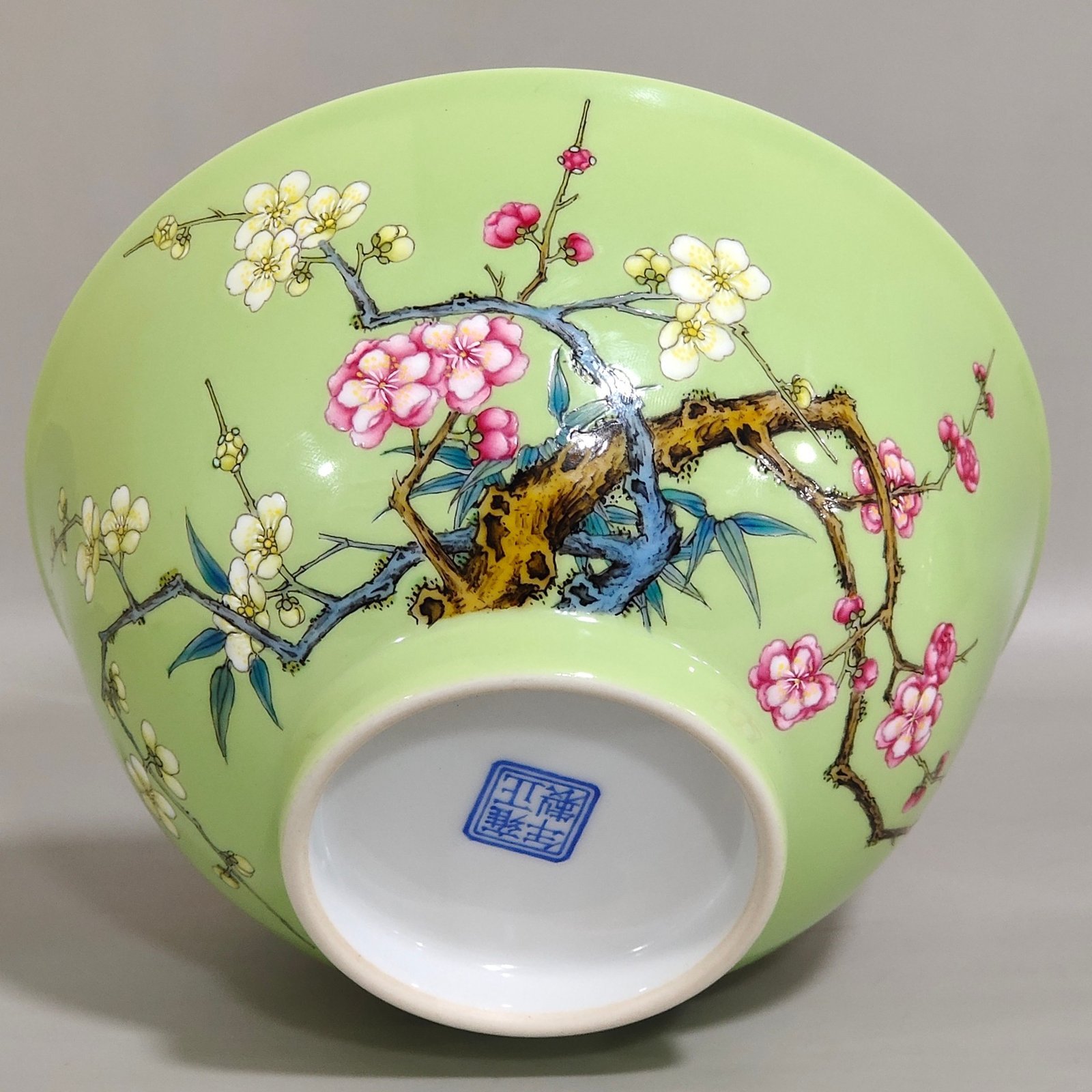 Qing Dynasty Yongzheng apple green glazed plum and bamboo double bowl