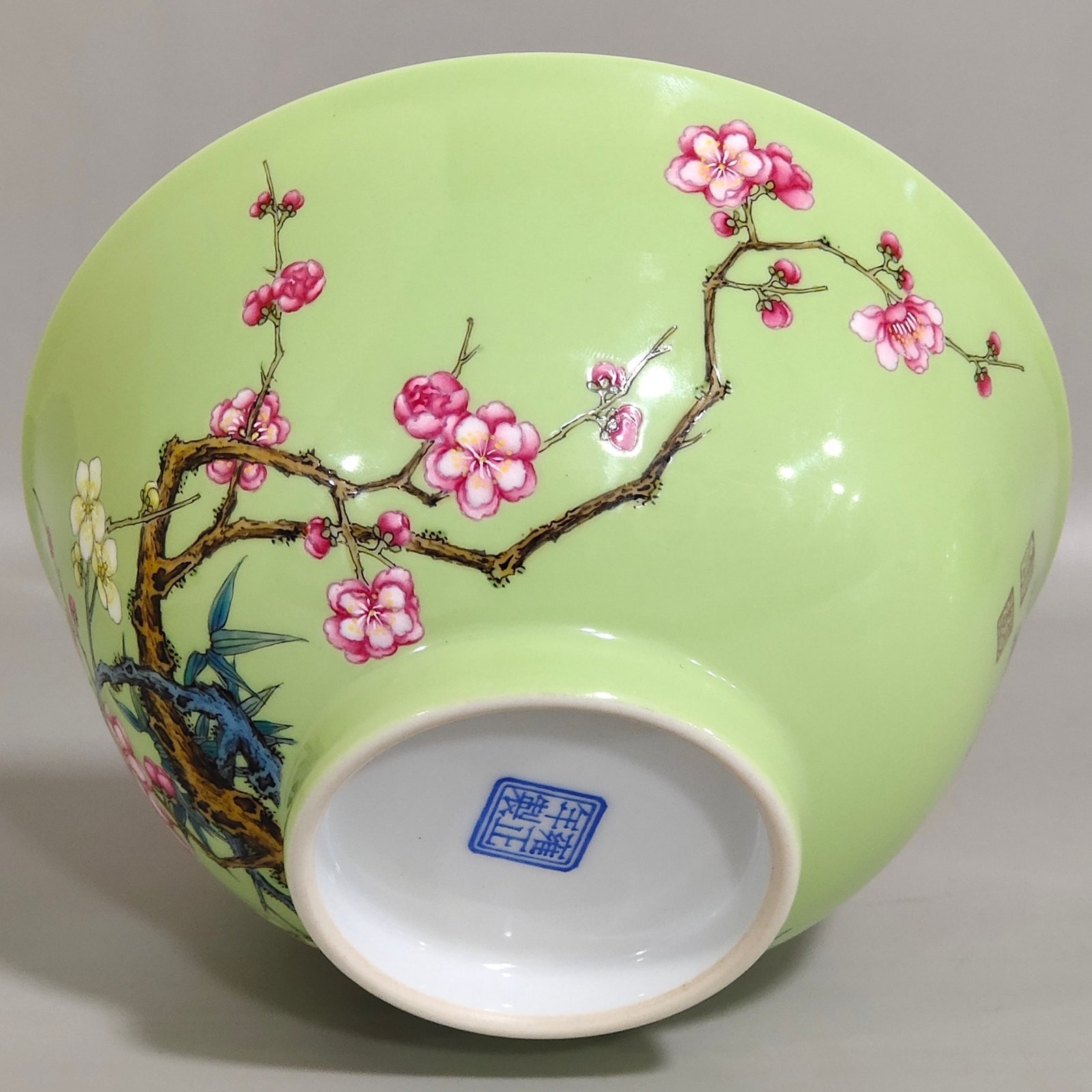 Qing Dynasty Yongzheng apple green glazed plum and bamboo double bowl