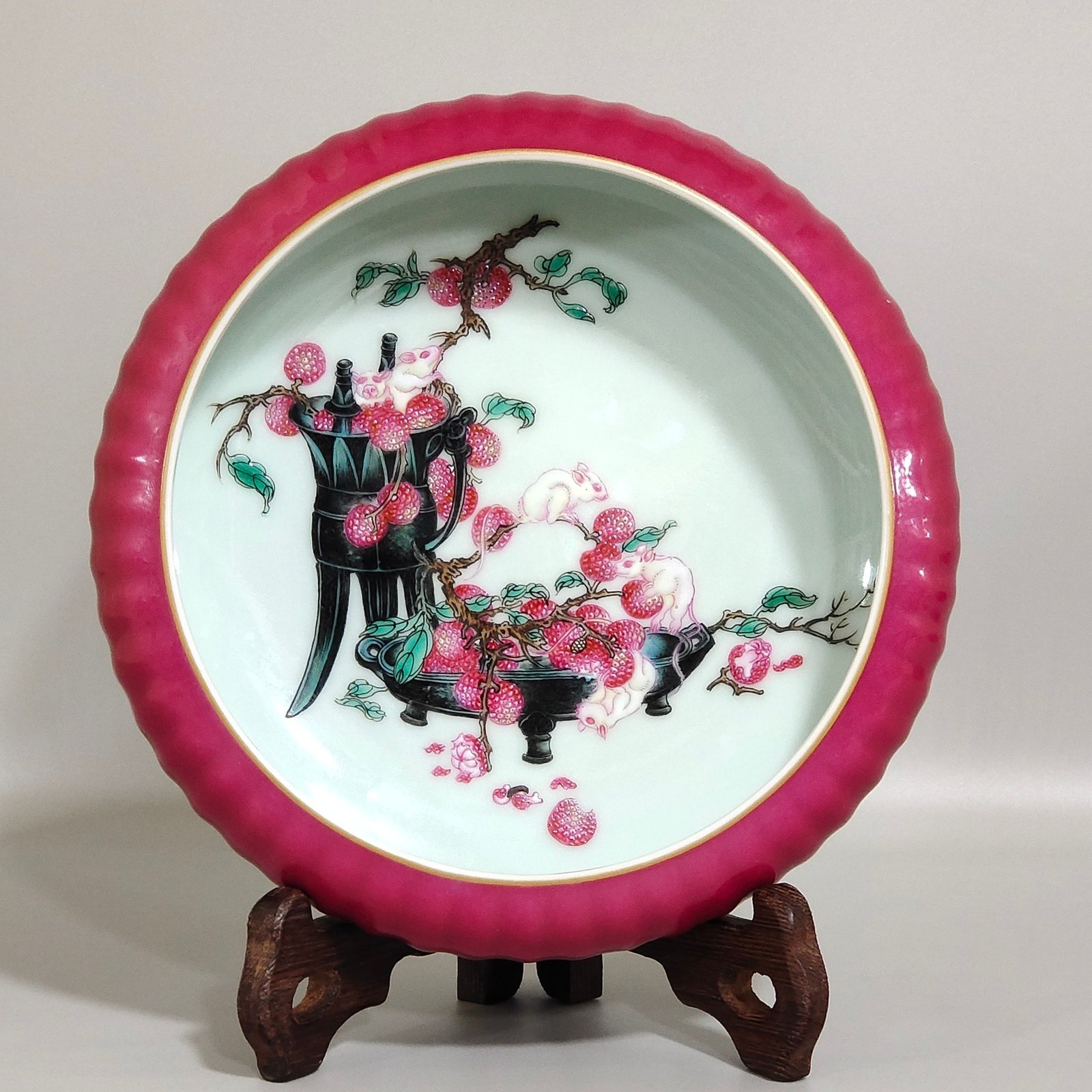 Qing Dynasty Yongzheng Carmine red lychee and melon ribs