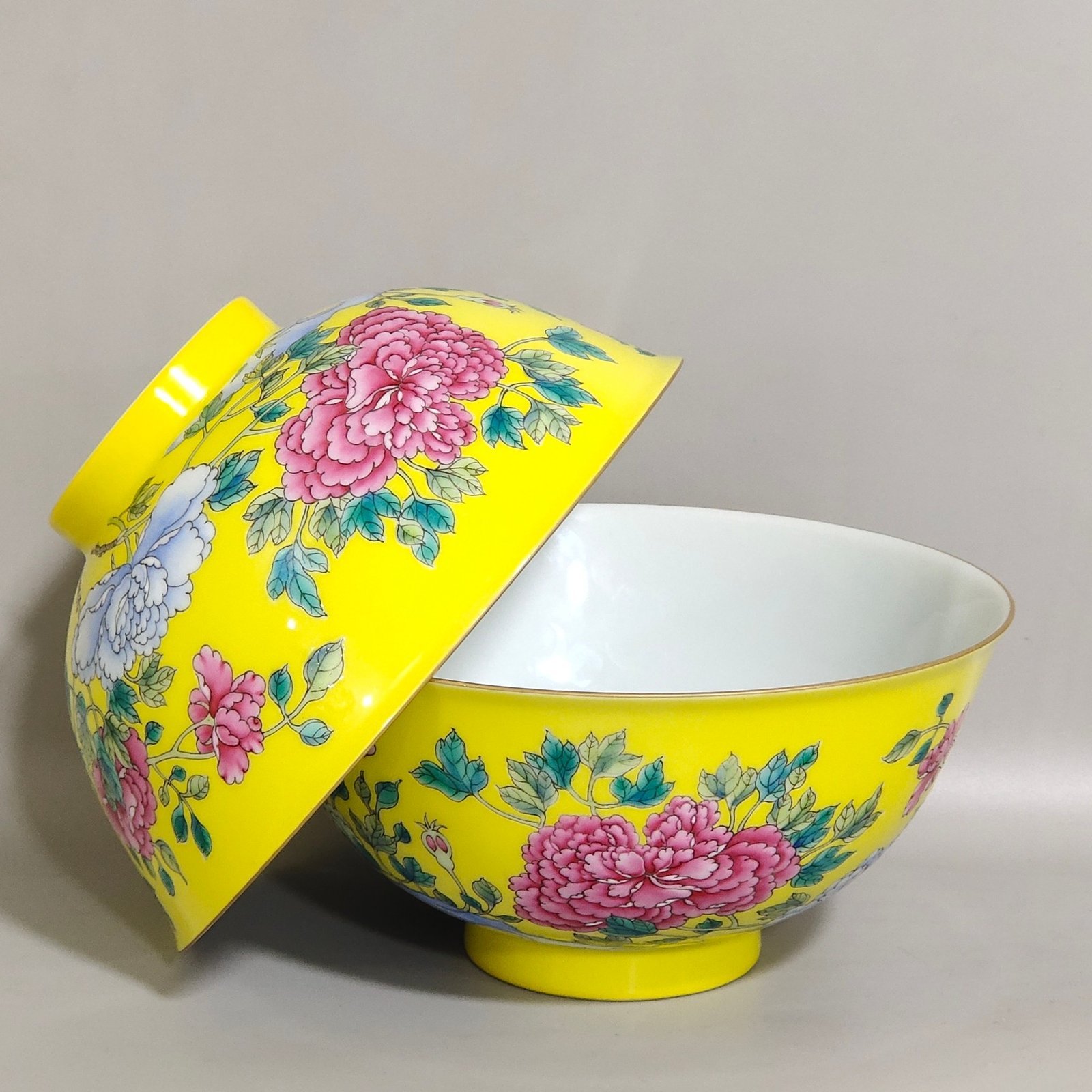 Qing Dynasty Yongzheng A lemon yellow glazed peony bowl made
