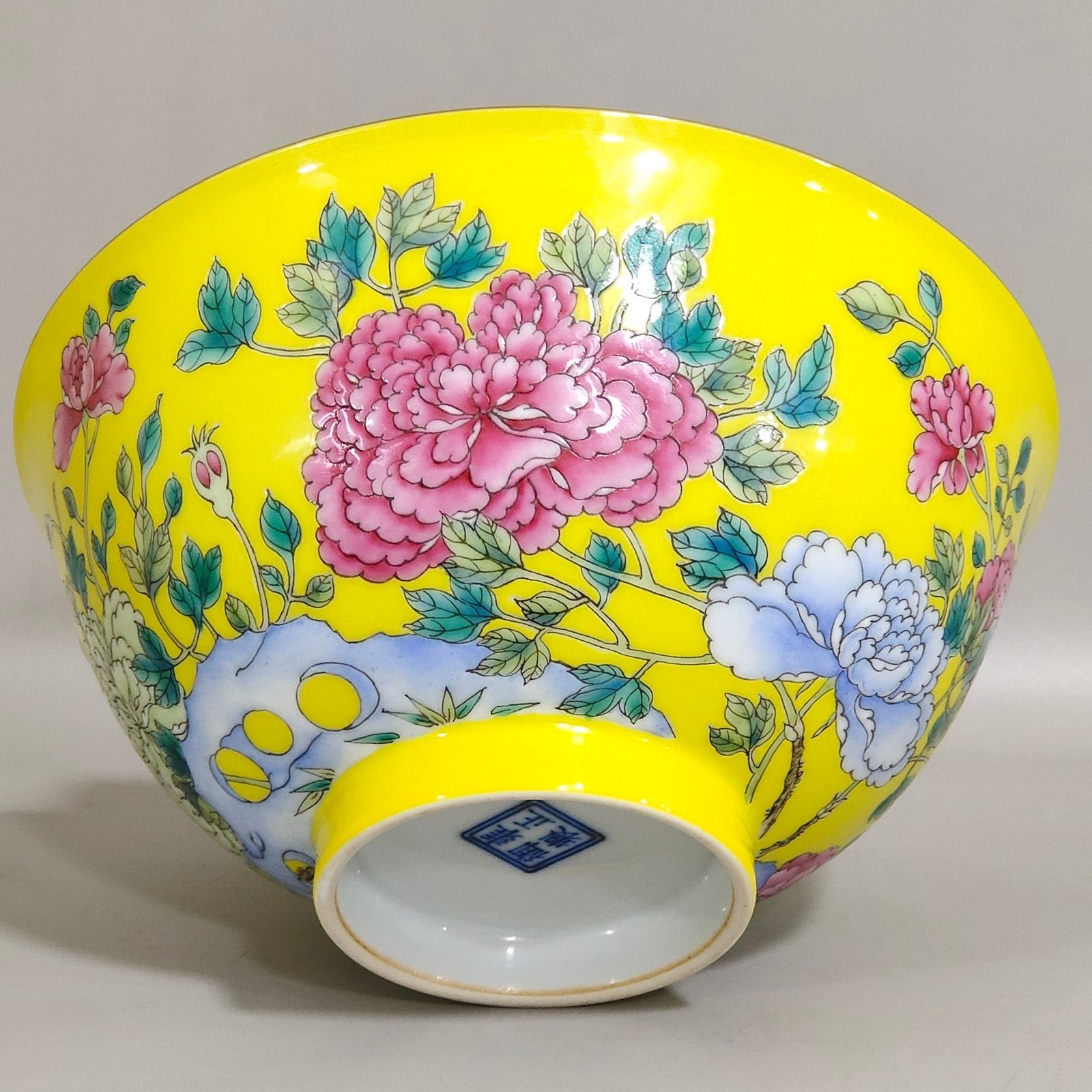 Qing Dynasty Yongzheng A lemon yellow glazed peony bowl made