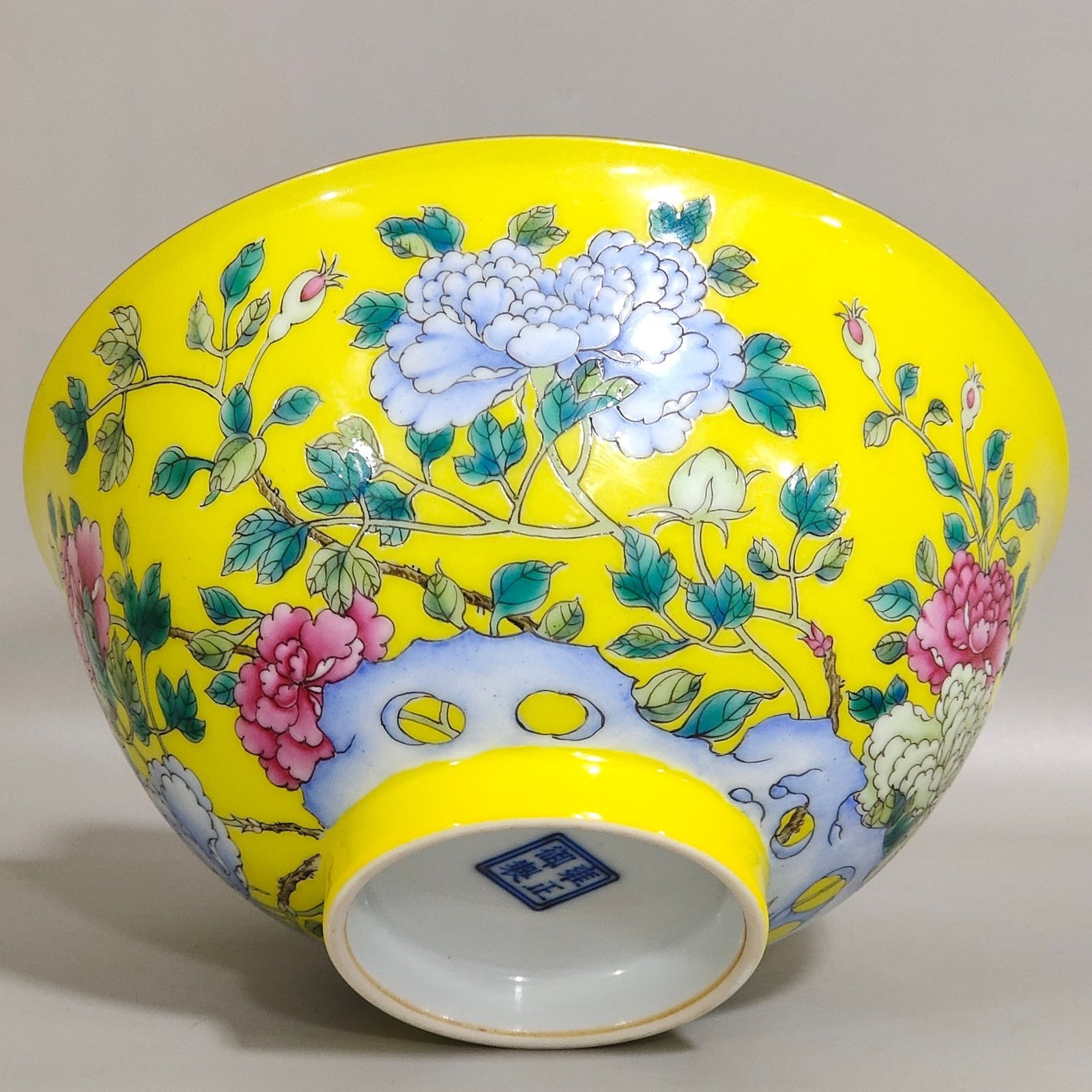 Qing Dynasty Yongzheng A lemon yellow glazed peony bowl made